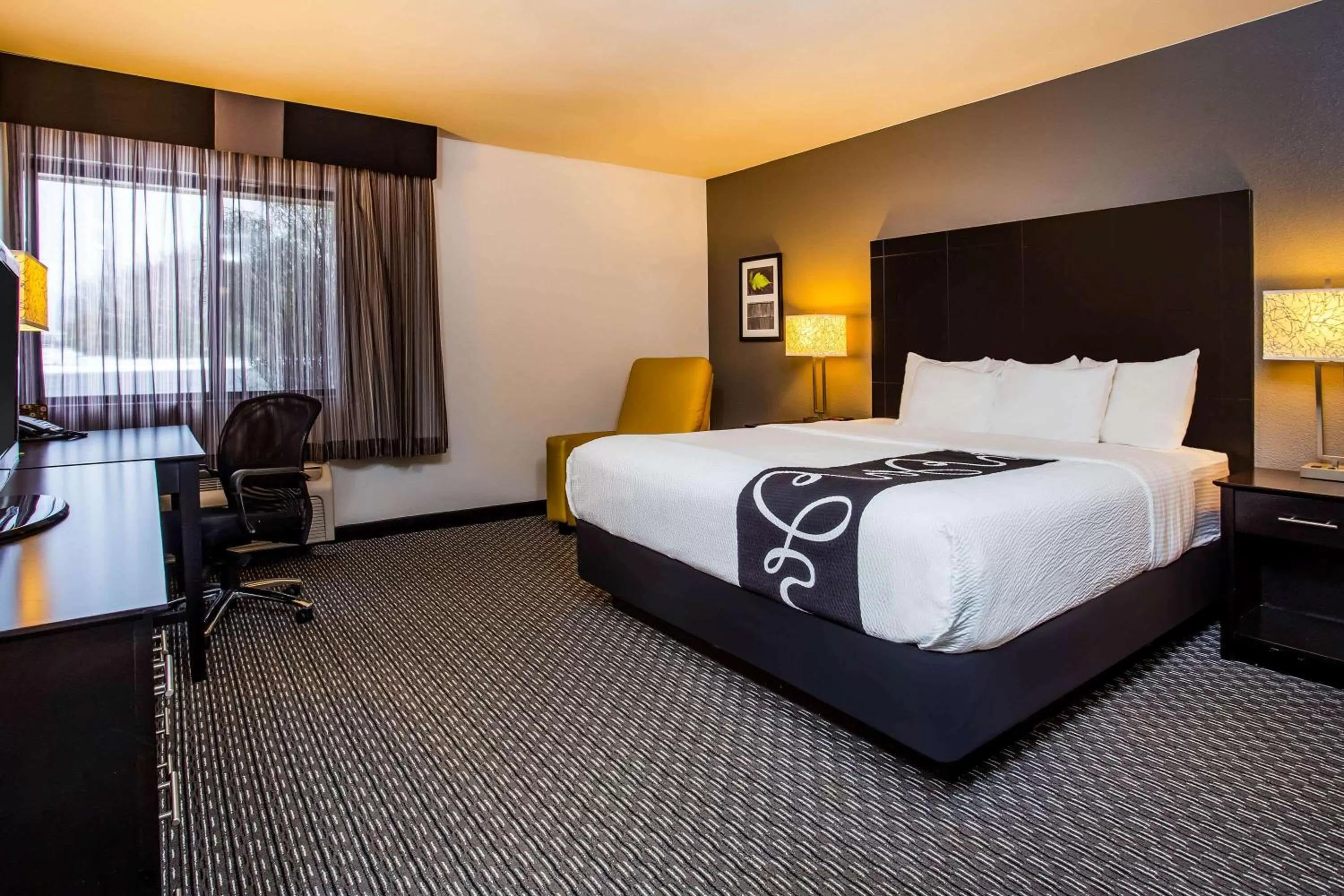 Photo of the whole room, Bed in La Quinta Inn by Wyndham Oshkosh