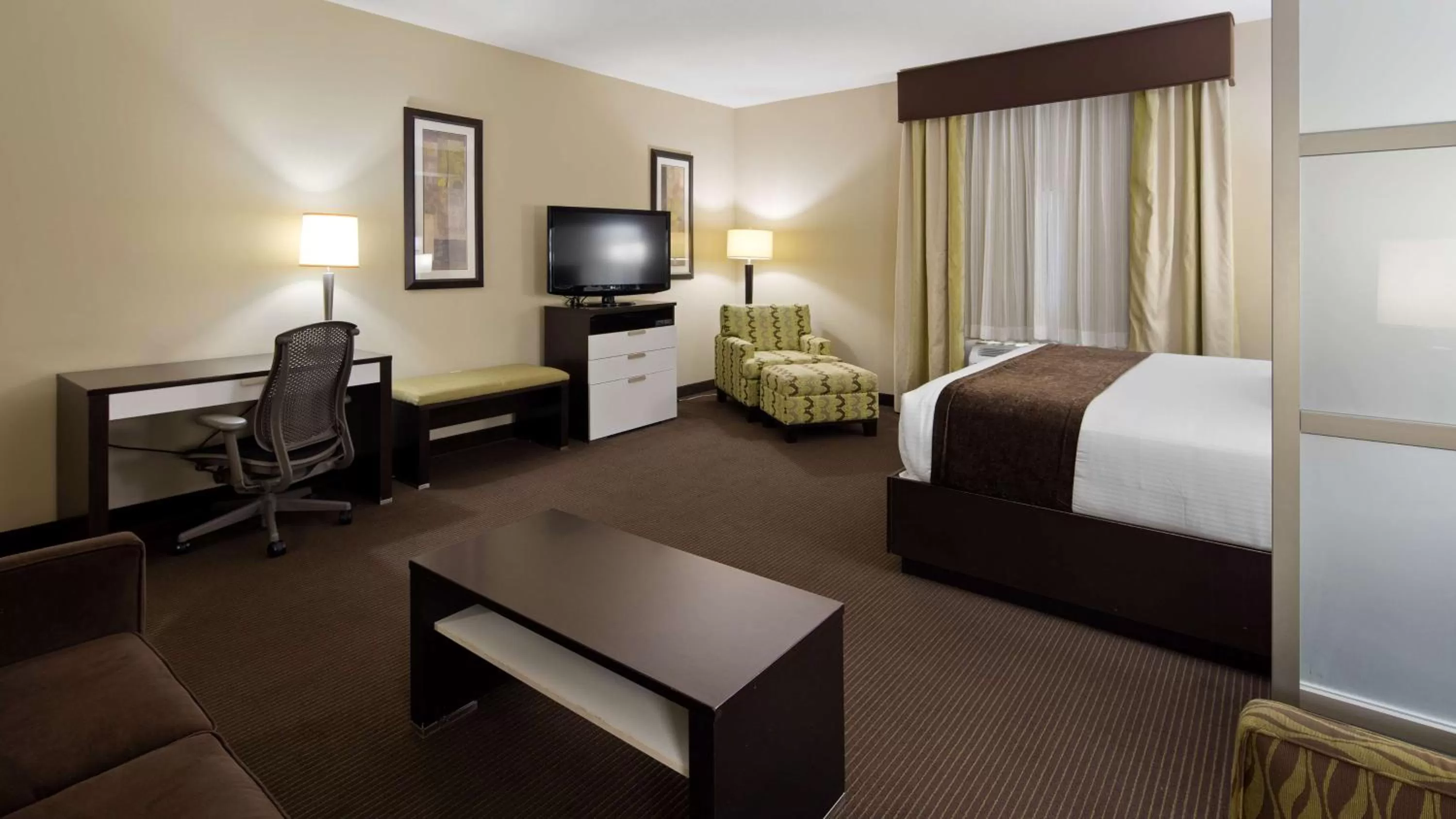 Photo of the whole room, Bed in Best Western Plus Miami Intl Airport Hotel & Suites Coral Gables