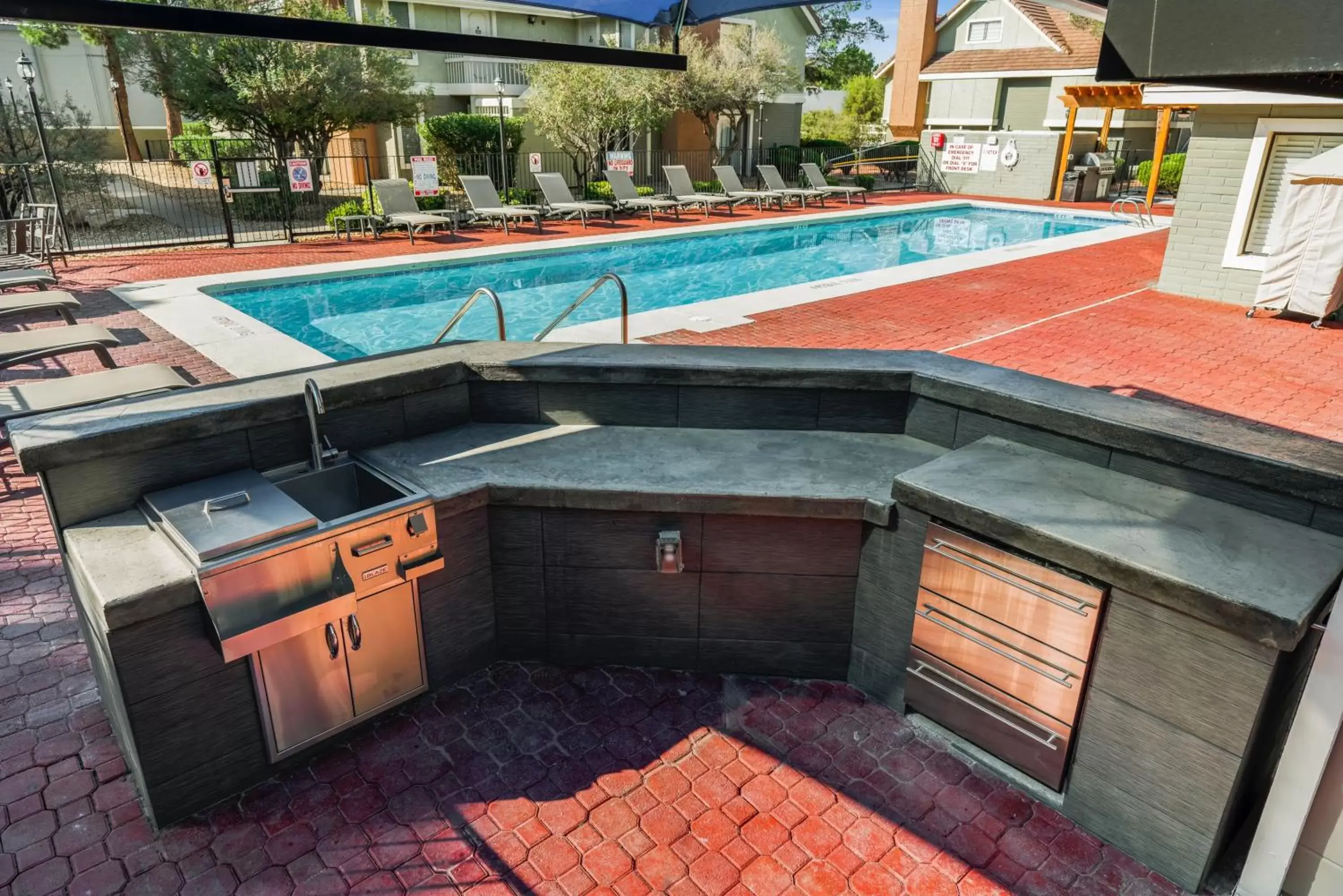 BBQ facilities, Swimming Pool in Chase Suite El Paso