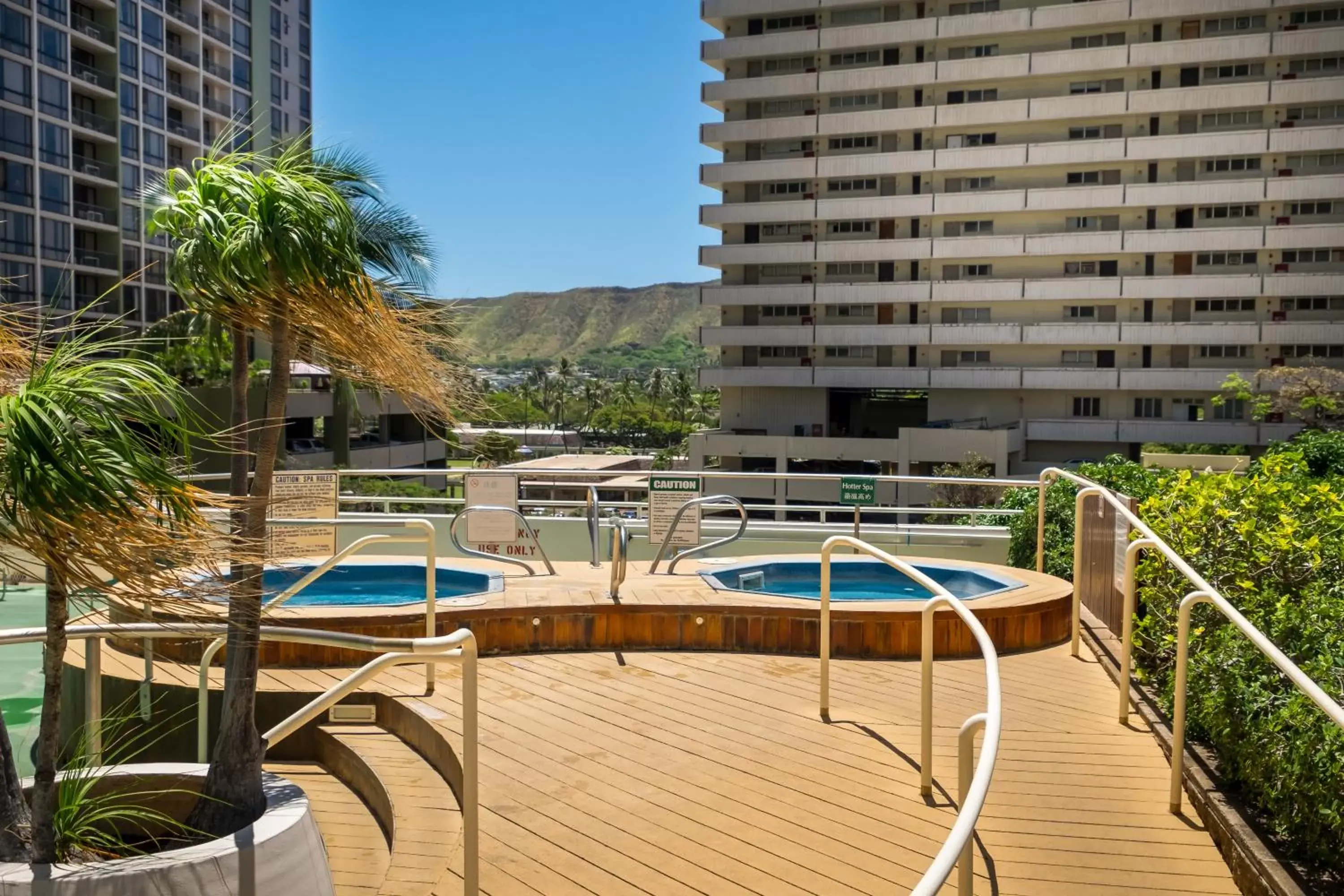 Hot Tub, Swimming Pool in Hawaiian Sun Holidays