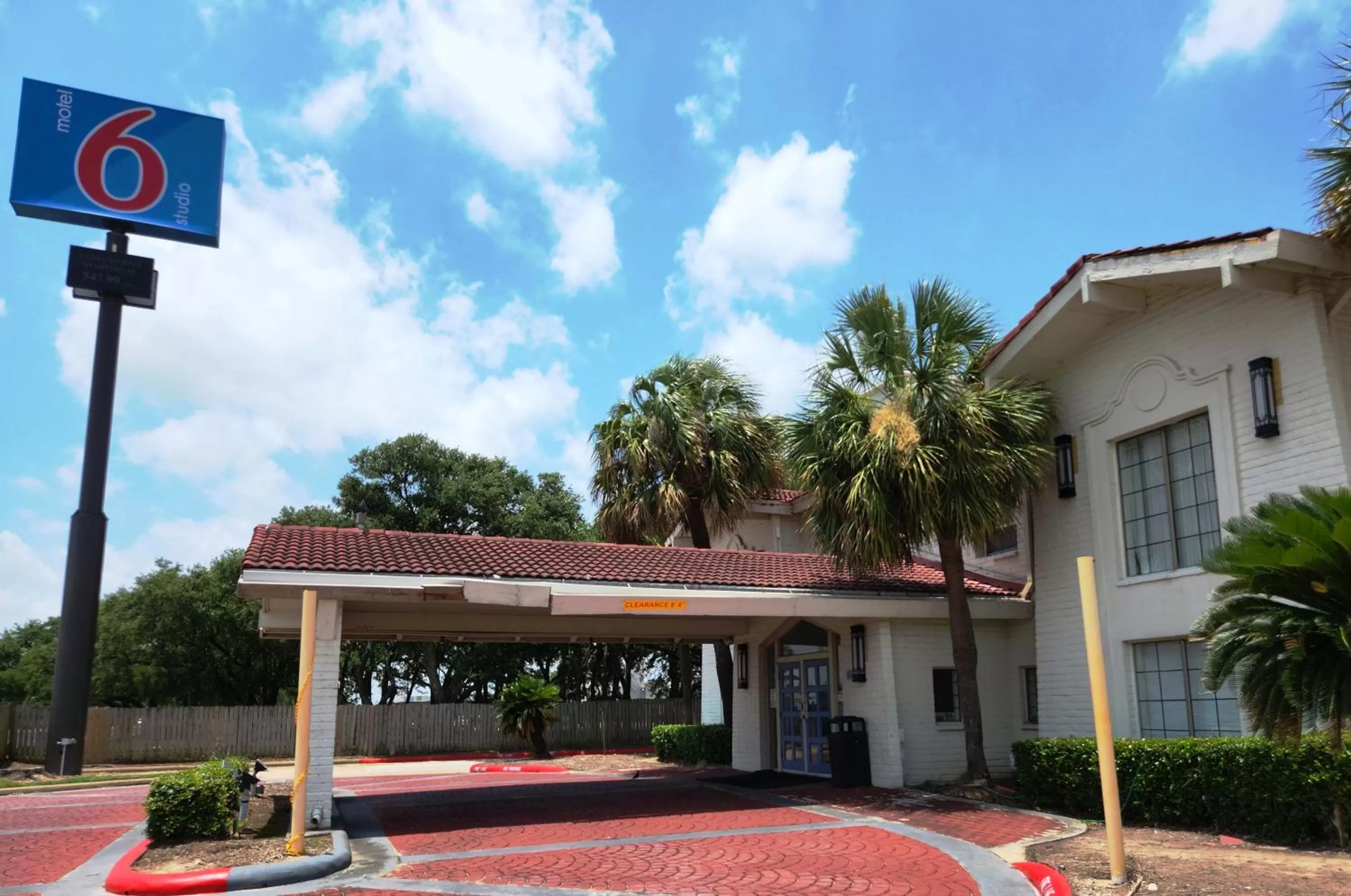 Property building in Studio 6 Baytown, Tx - Garth Road