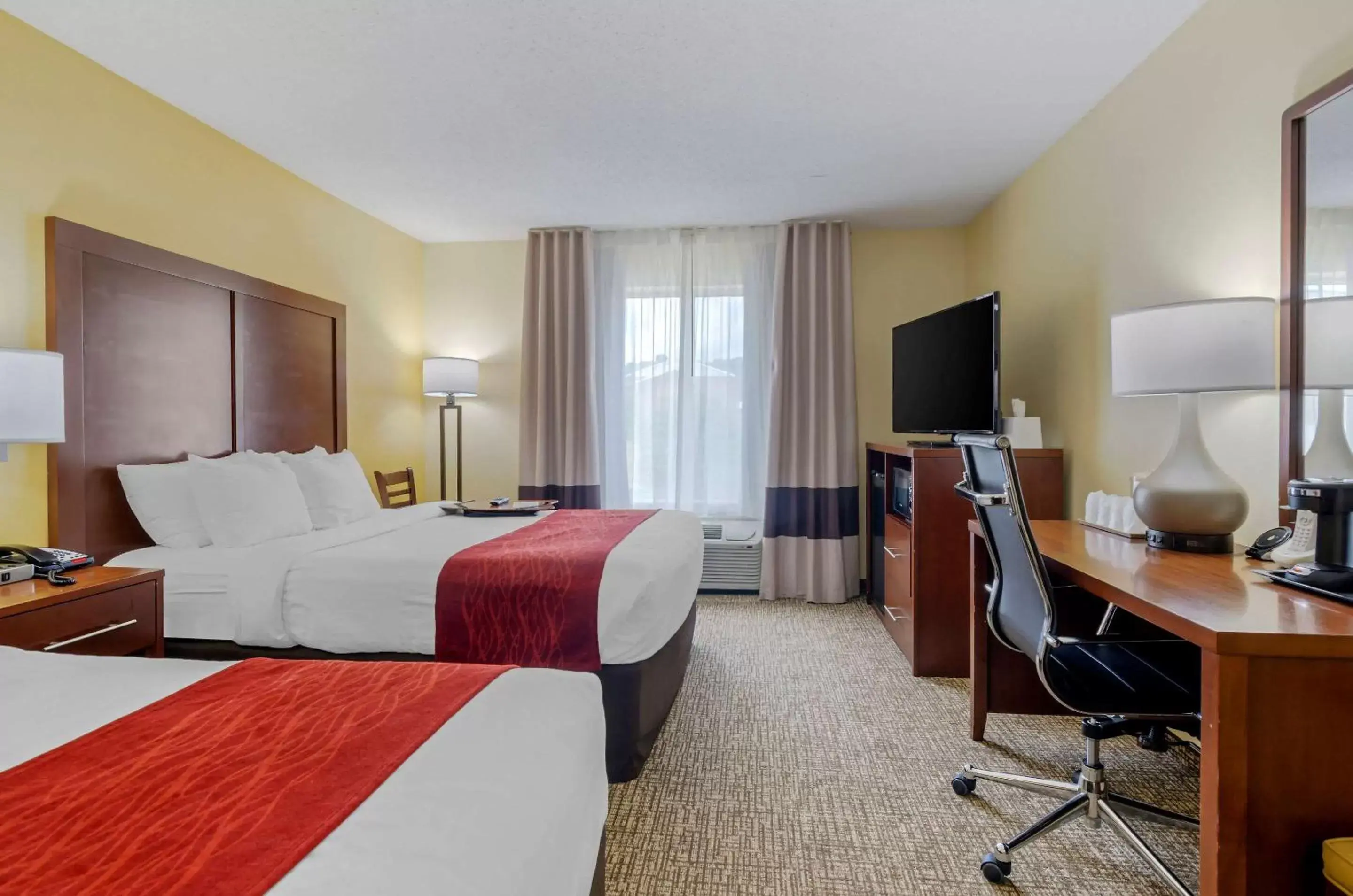 Bedroom, TV/Entertainment Center in Comfort Inn & Suites Hillsville I-77