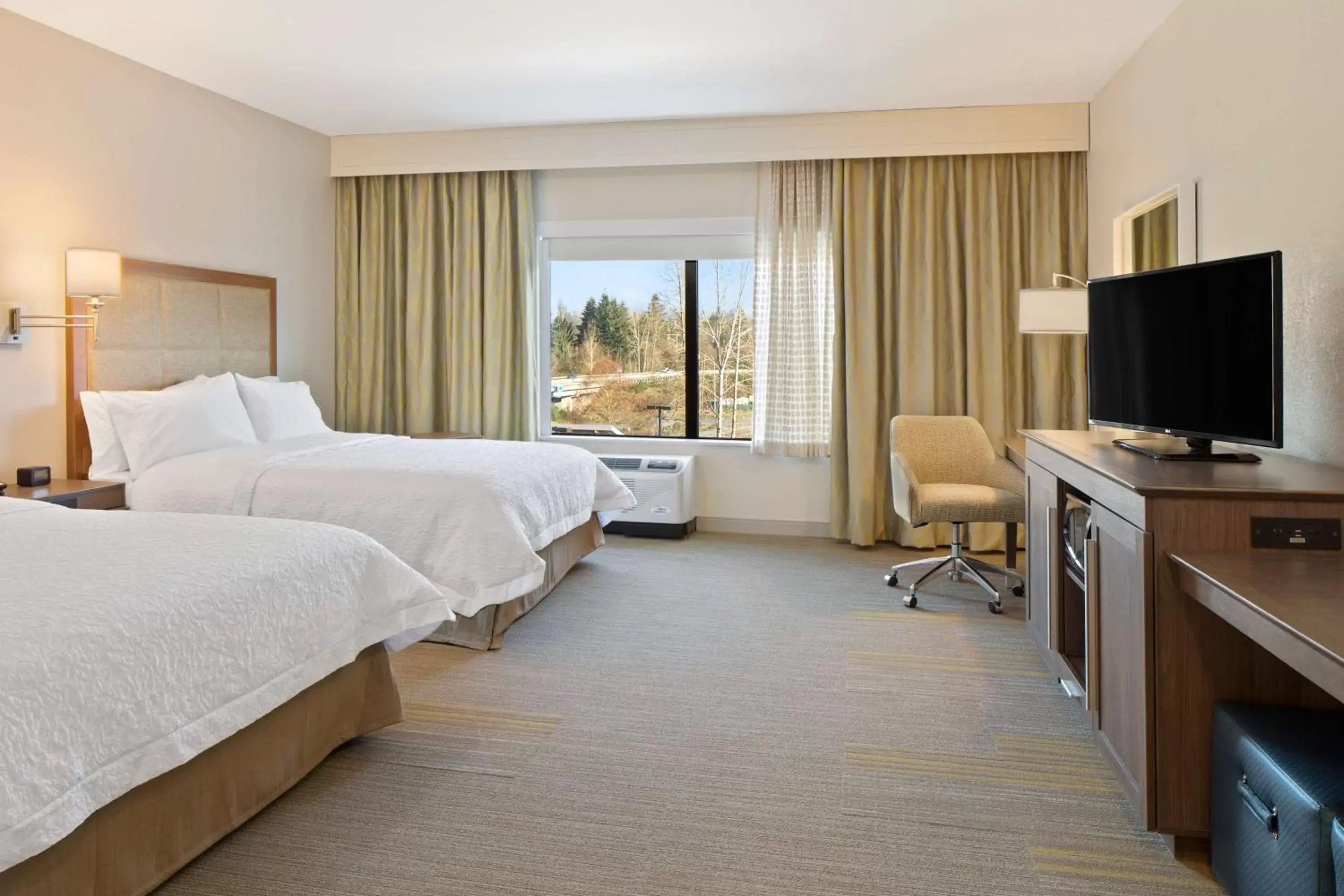 Bed, TV/Entertainment Center in Hampton Inn & Suites- Seattle Woodinville Wa