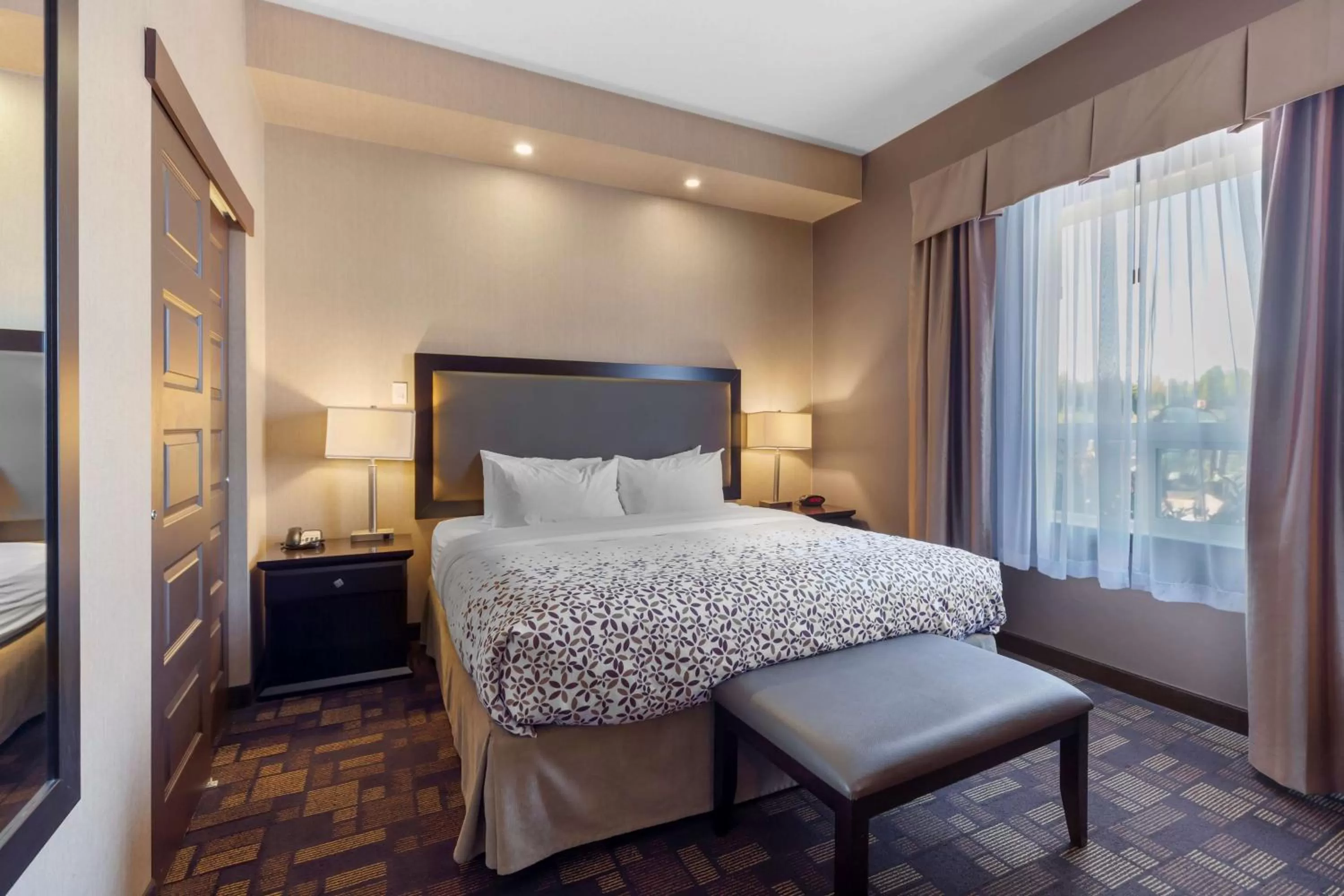 Photo of the whole room, Bed in Best Western PLUS Fox Creek