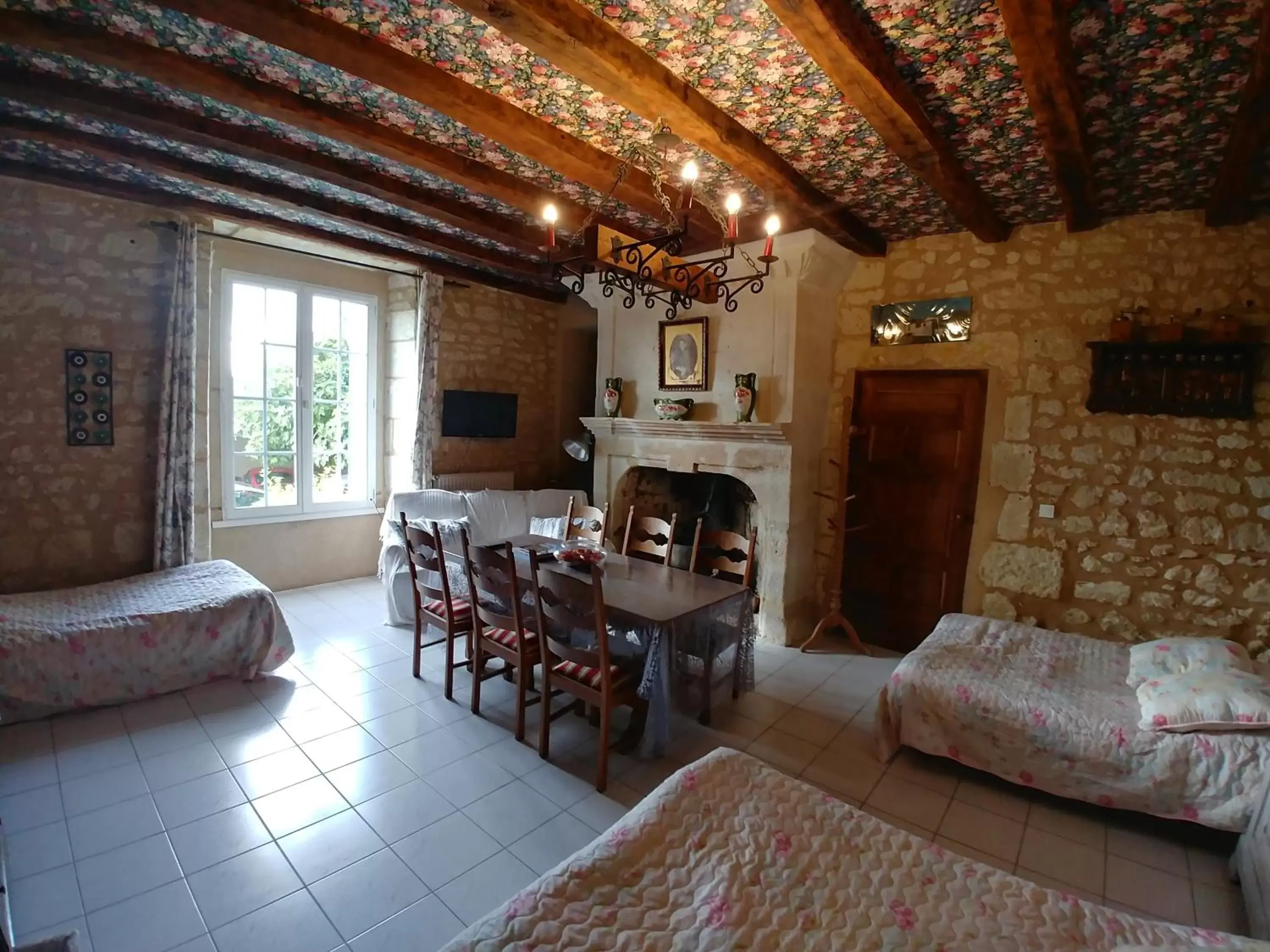 Photo of the whole room, Seating Area in Manoir Le Cristal - Futuroscope a petit prix , grandes chambres familiales 5-6 personnes ,