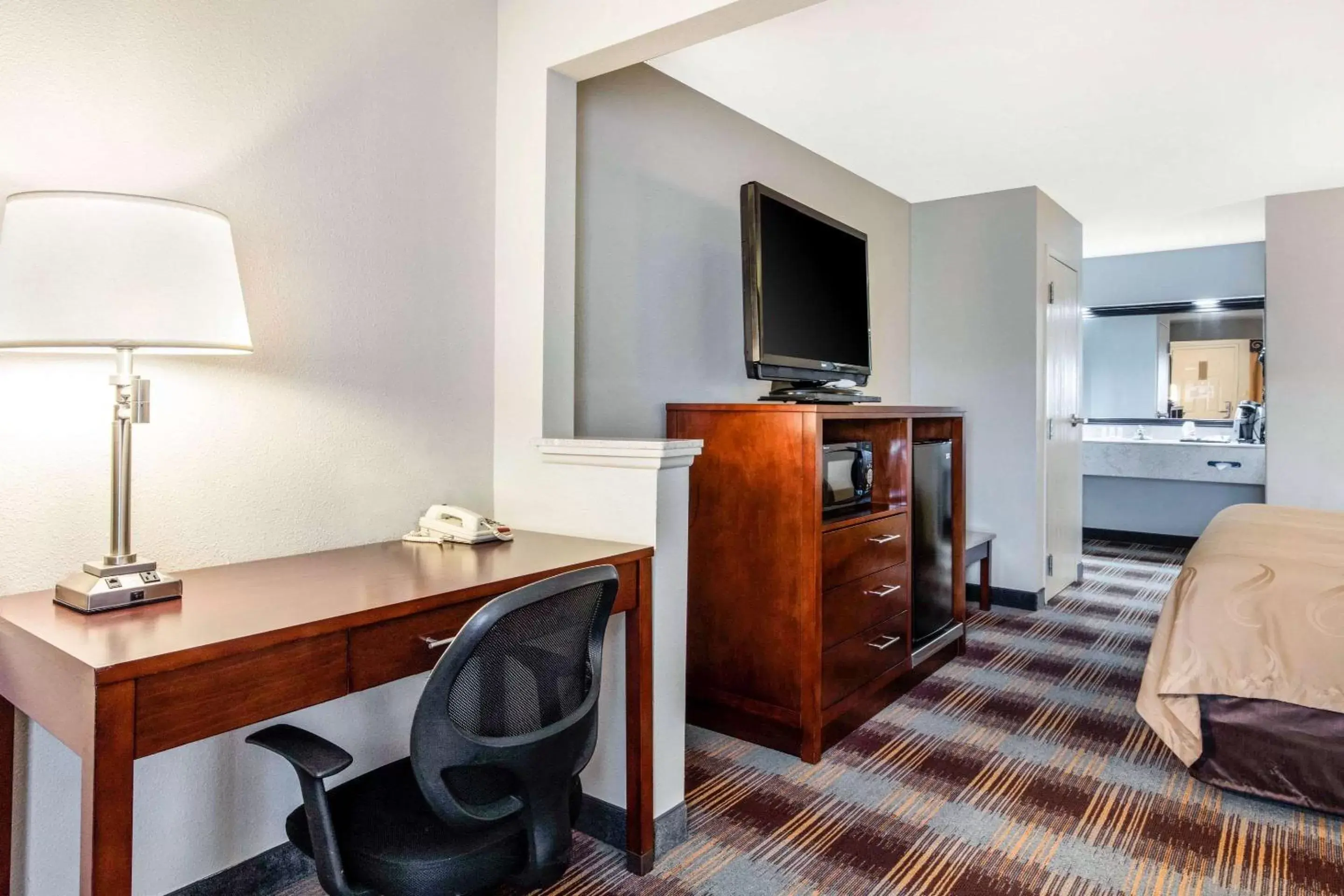 Photo of the whole room, TV/Entertainment Center in Quality Inn Airport I-240