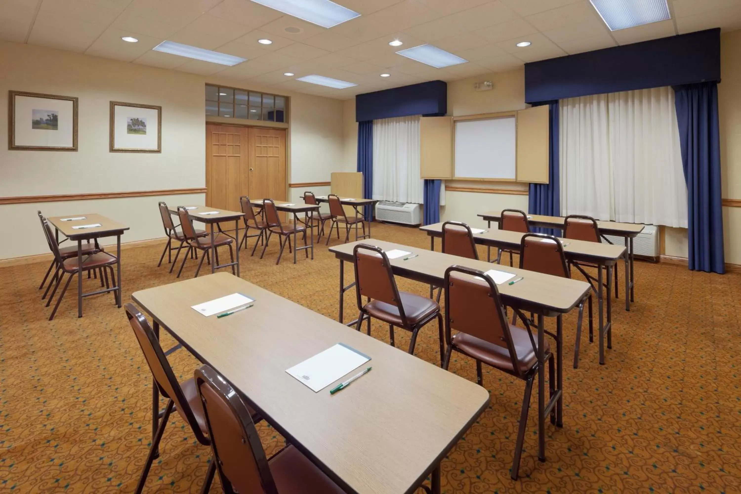 Business facilities in Country Inn & Suites by Radisson, Cuyahoga Falls, OH