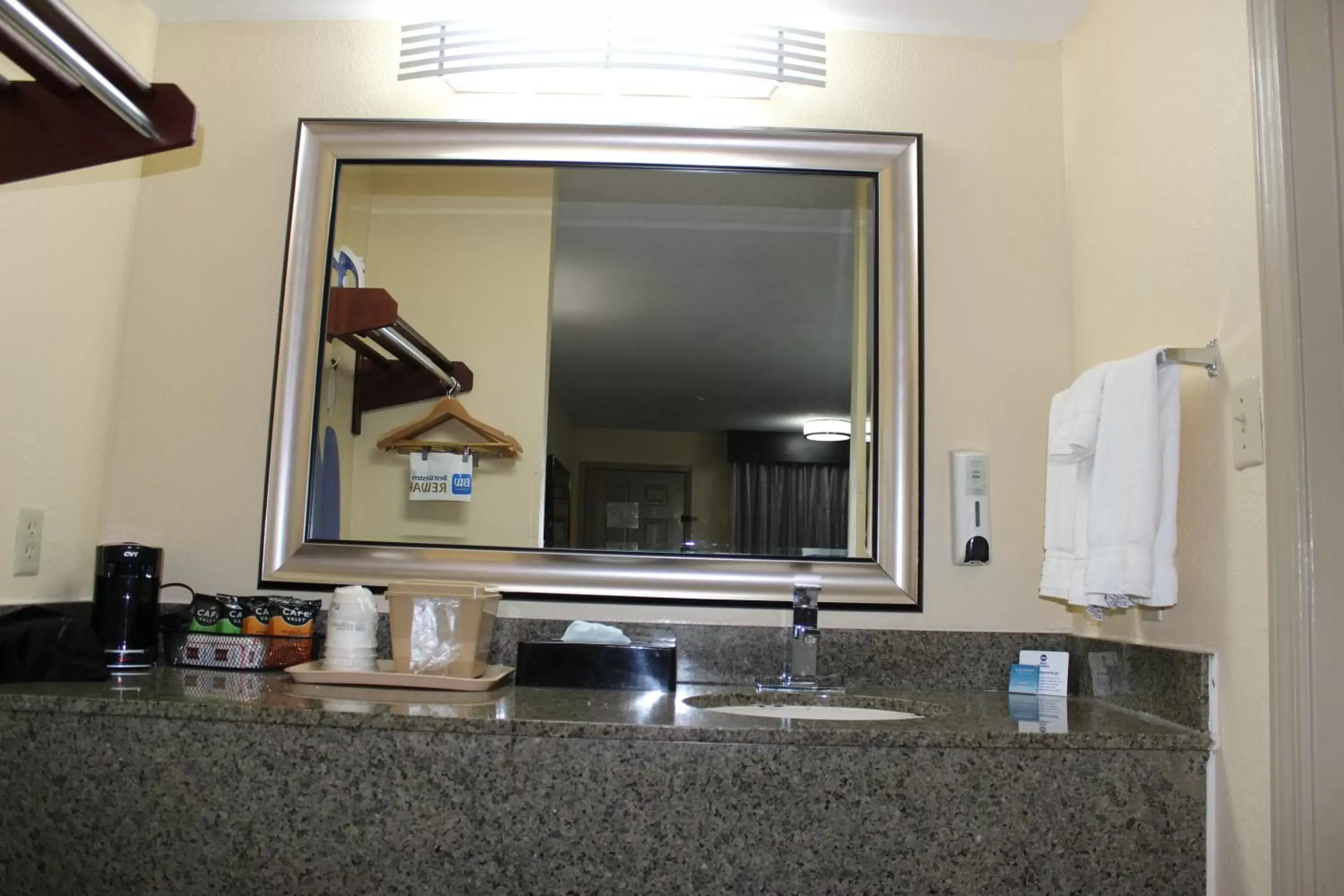 Bathroom, TV/Entertainment Center in Best Western Jacksonville Inn