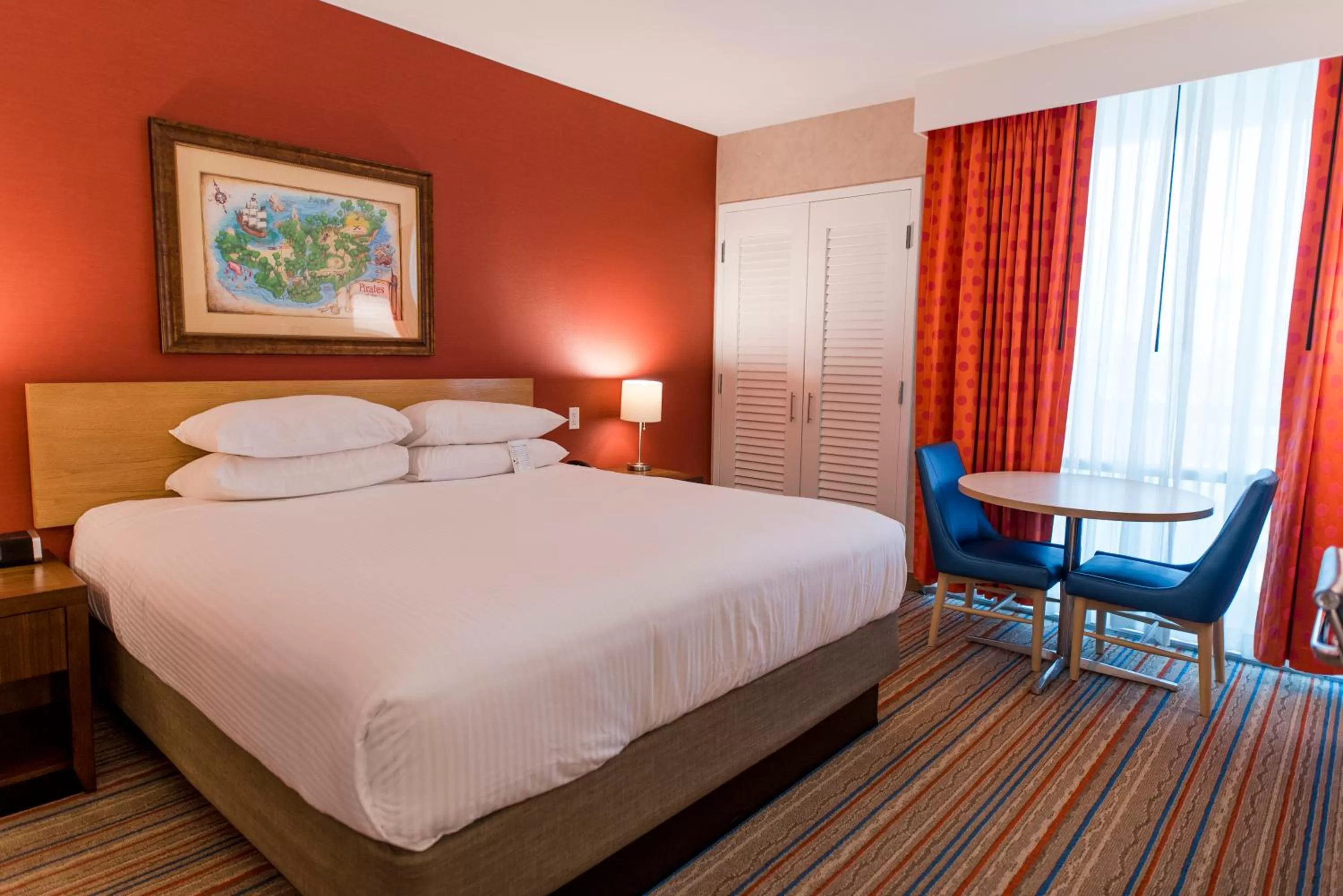 Bed in Howard Johnson by Wyndham Anaheim Hotel and Water Playground