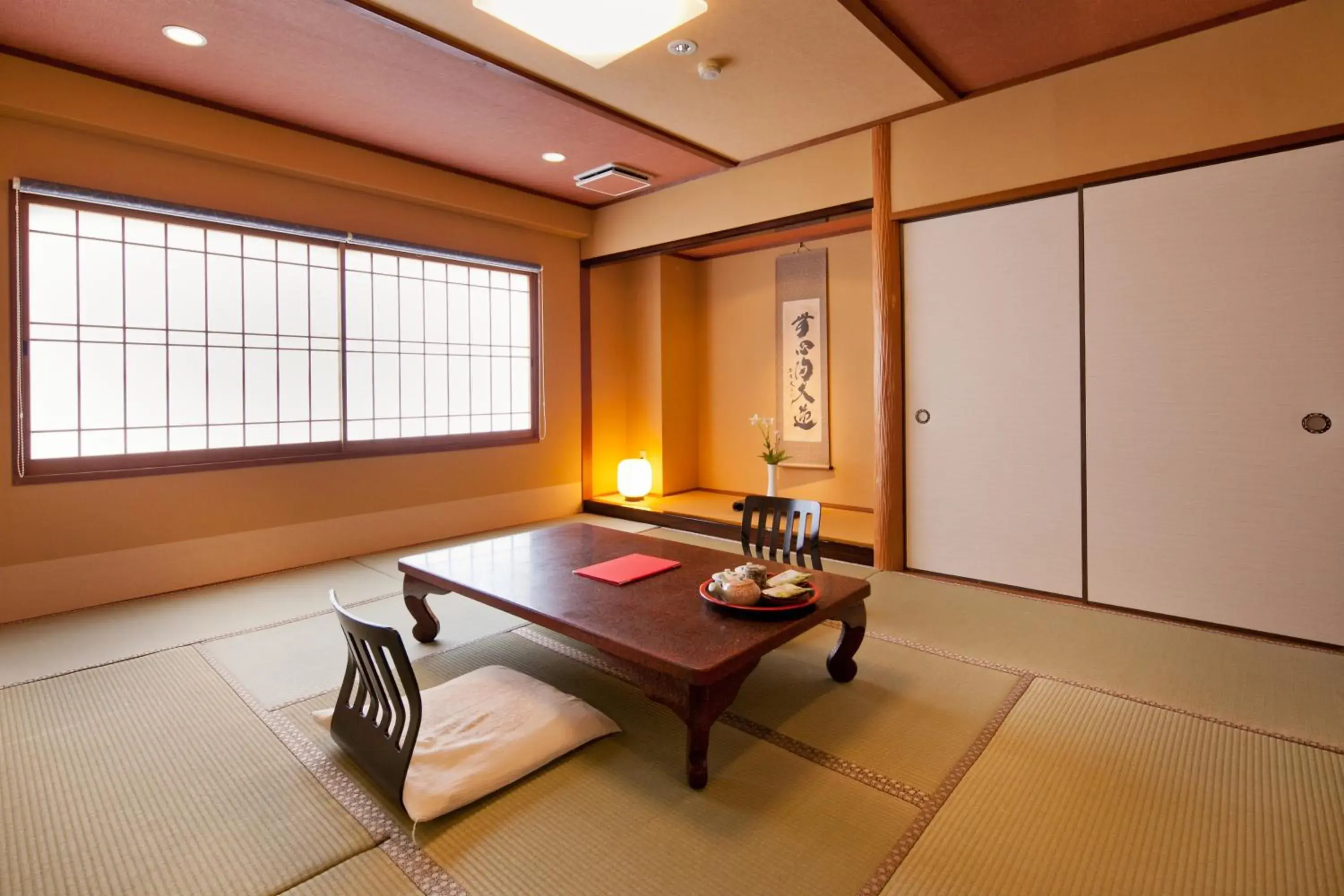 Photo of the whole room, Seating Area in Ryokan Oomuraya