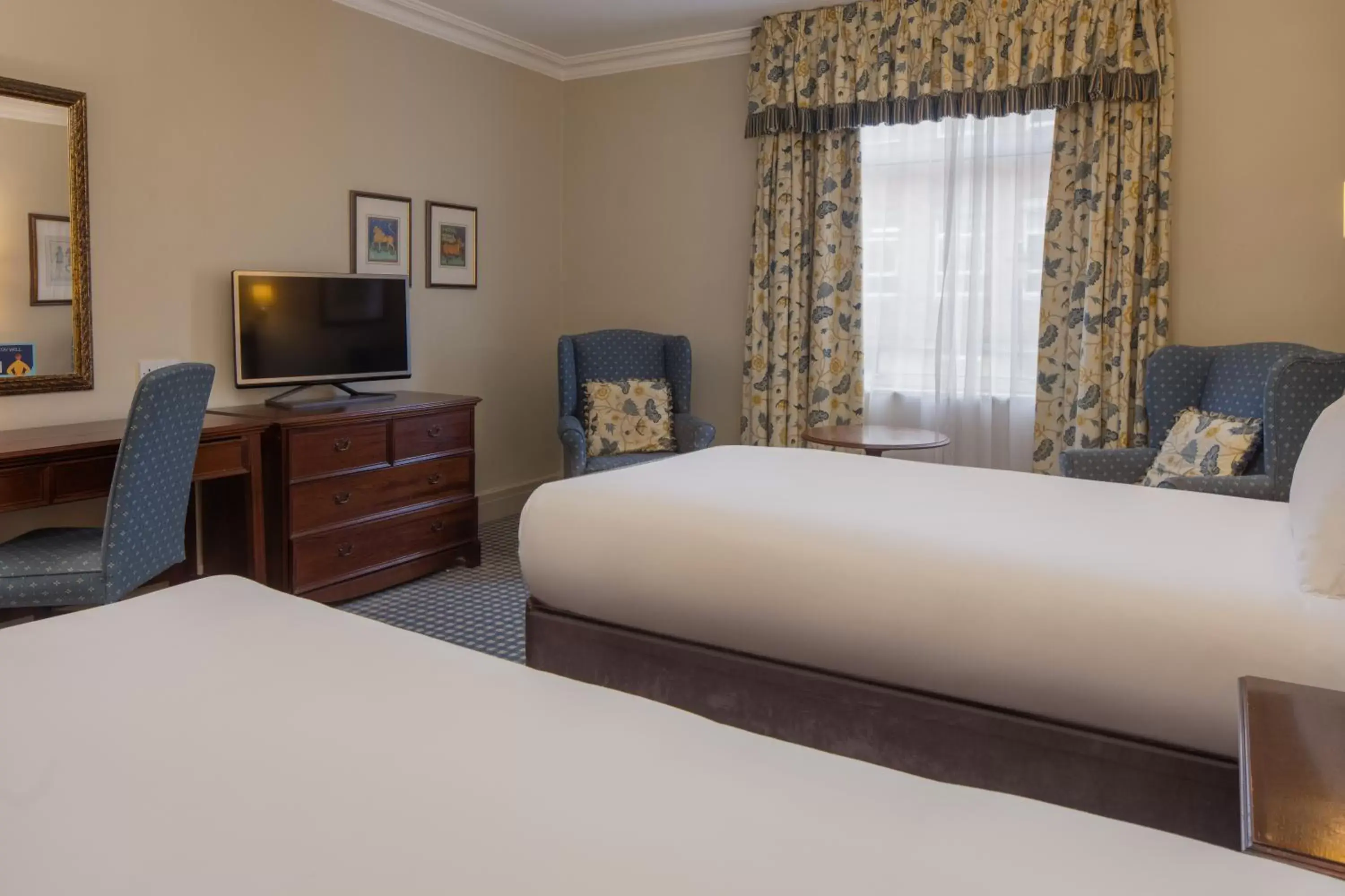 Property building, Bed in Mercure Winchester Wessex Hotel