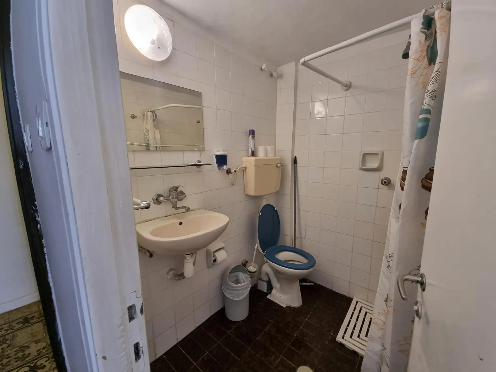 Bathroom in Jerusalem Hostel