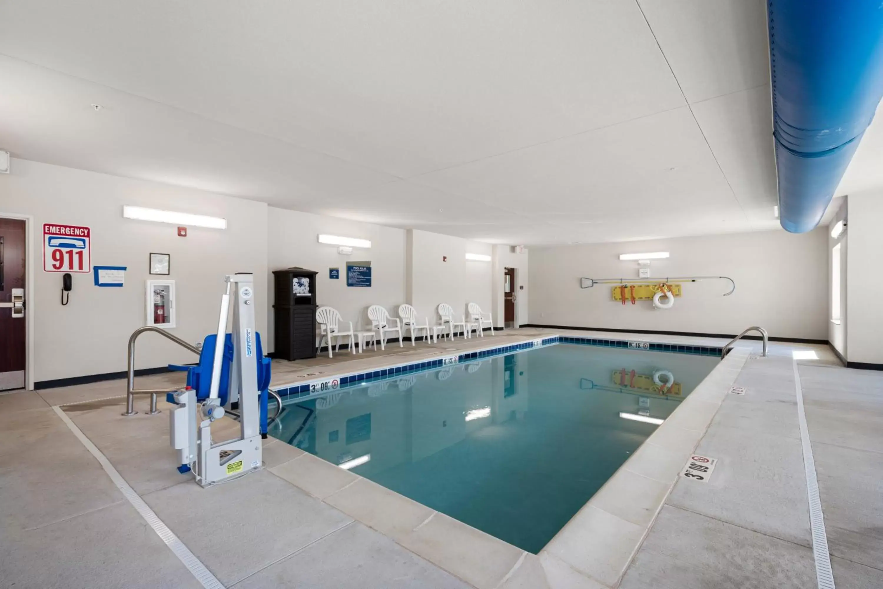Swimming pool in Cobblestone Hotel & Suites - Urbana Swimming pool in Cobblestone Hotel & Suites - Urbana