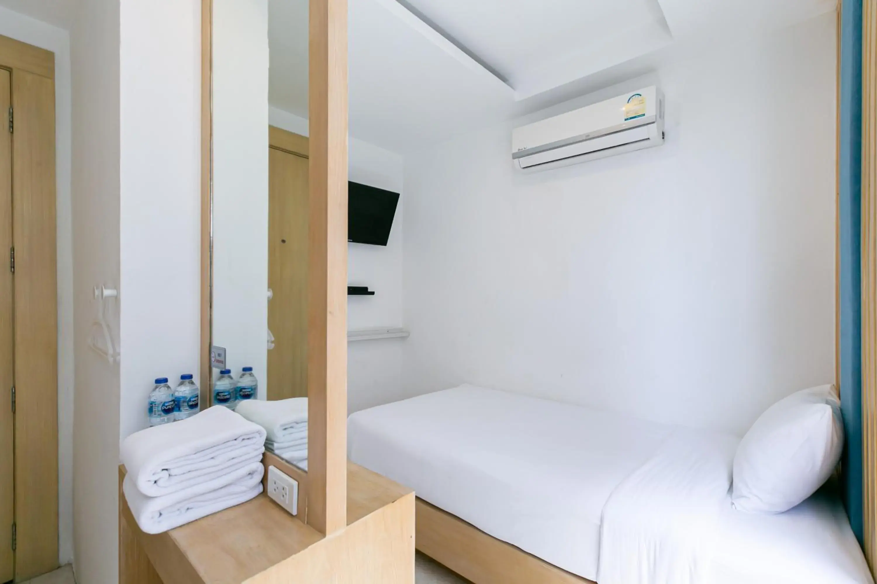 Standard Twin Room with Shared Bathroom in The Bedrooms Hostel Pattaya Standard Twin Room with Shared Bathroom in The Bedrooms Hostel Pattaya