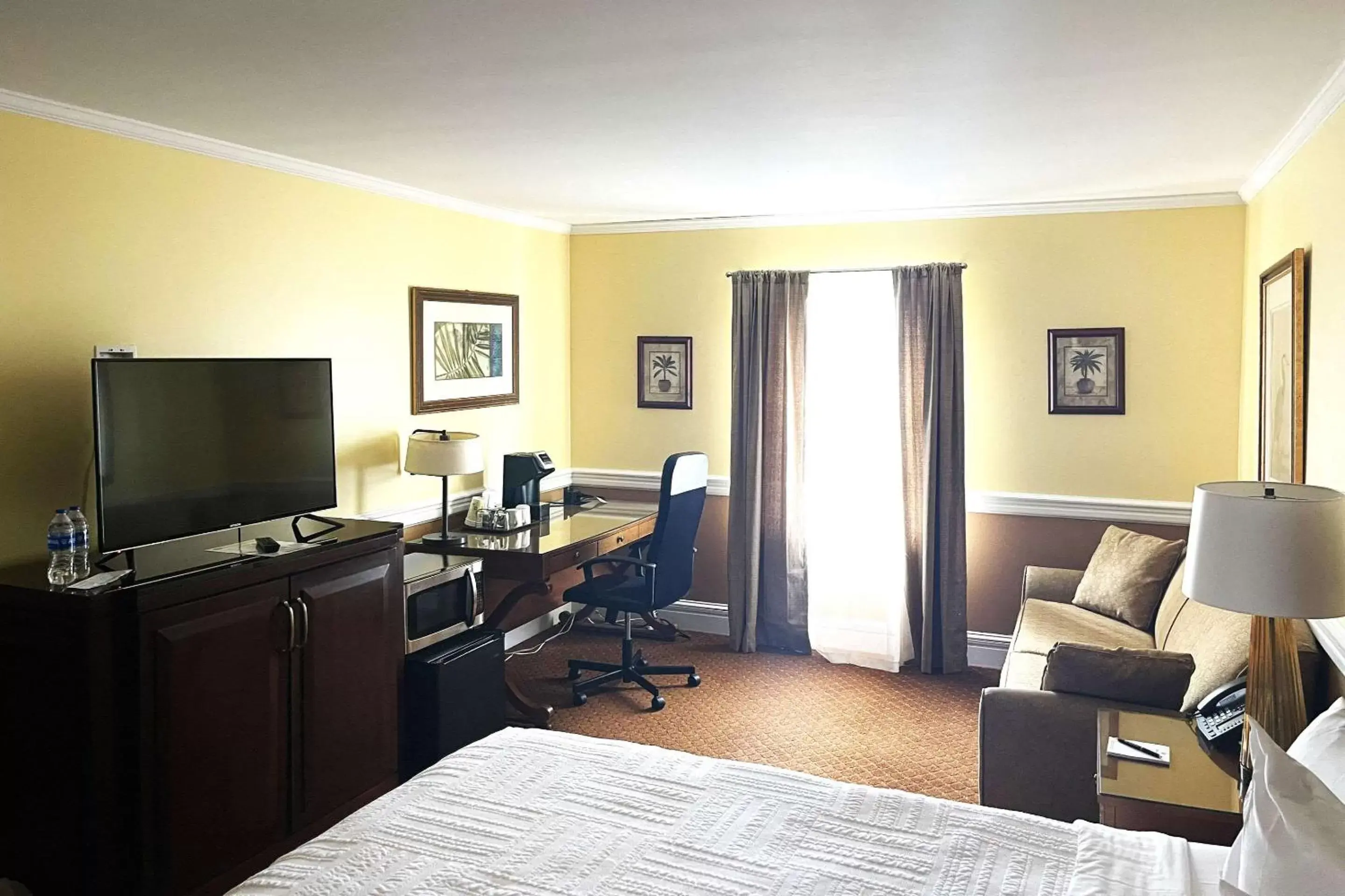 Bedroom, TV/Entertainment Center in Inn on the Square, Ascend Hotel Collection