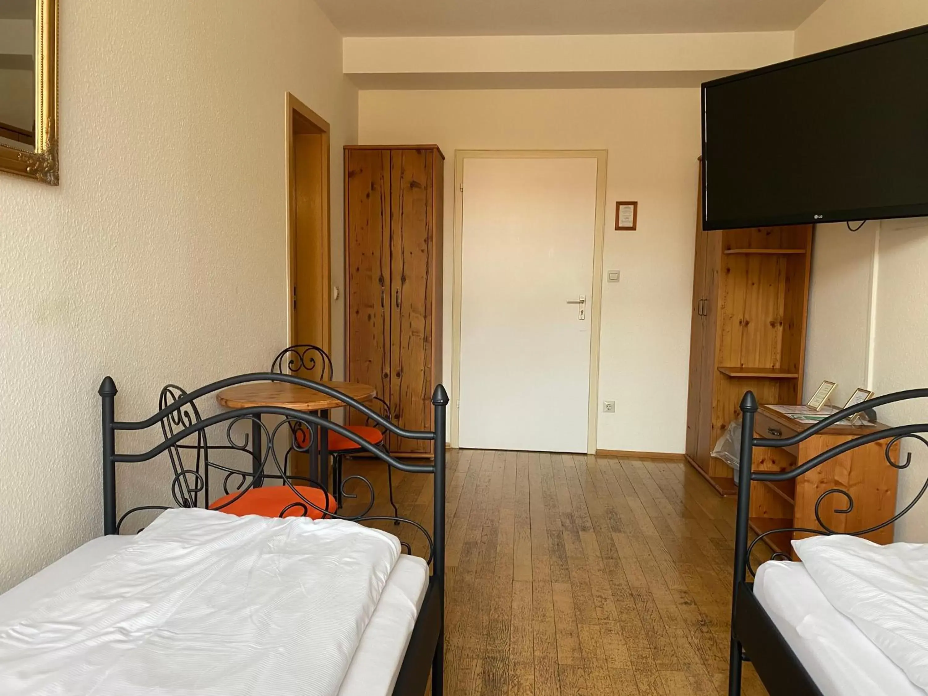 Twin Room with Private Bathroom - single occupancy in Hotel Gasthaus Schützen Twin Room with Private Bathroom - single occupancy in Hotel Gasthaus Schützen