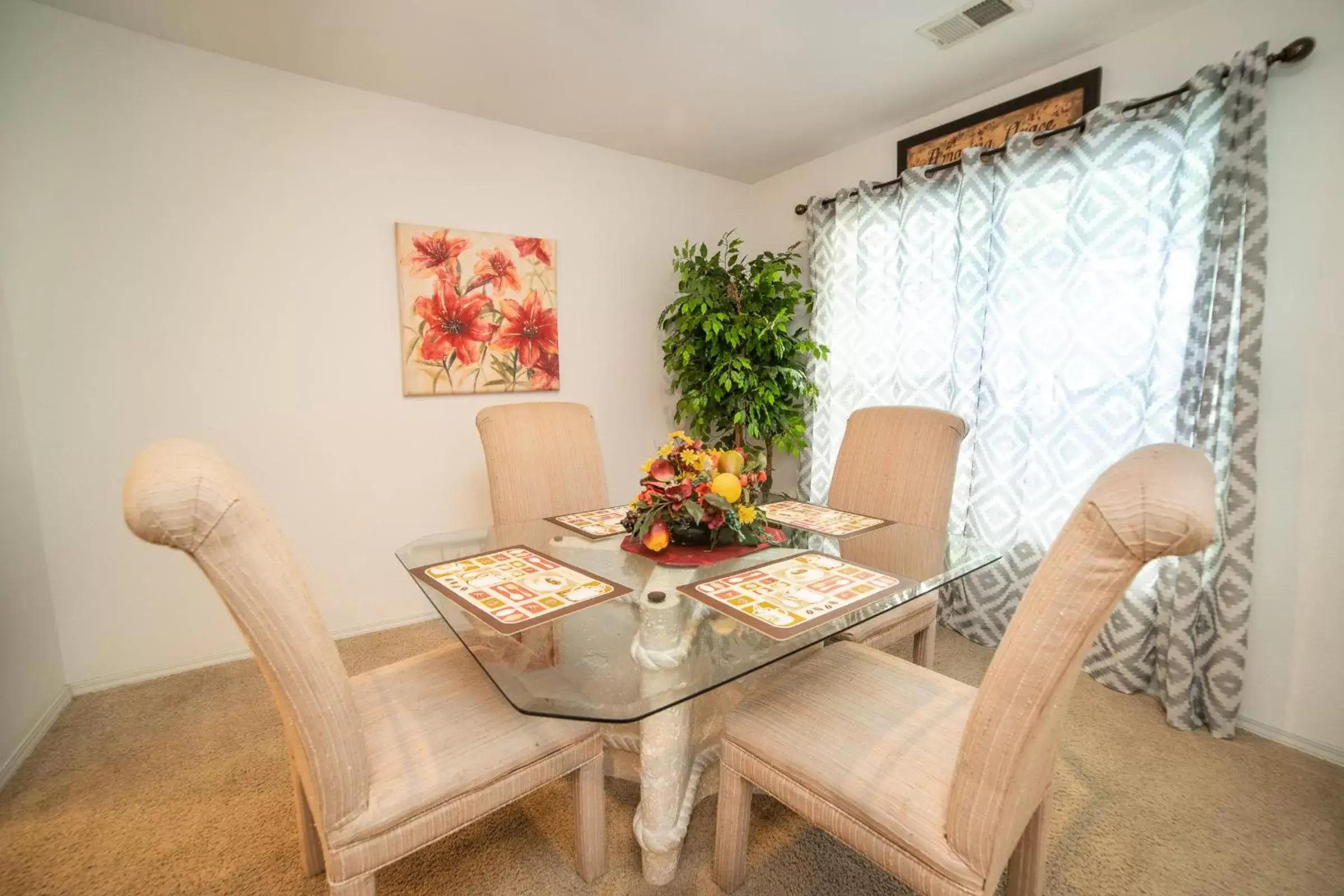 Dining area in Pointe Royale Golf Resort