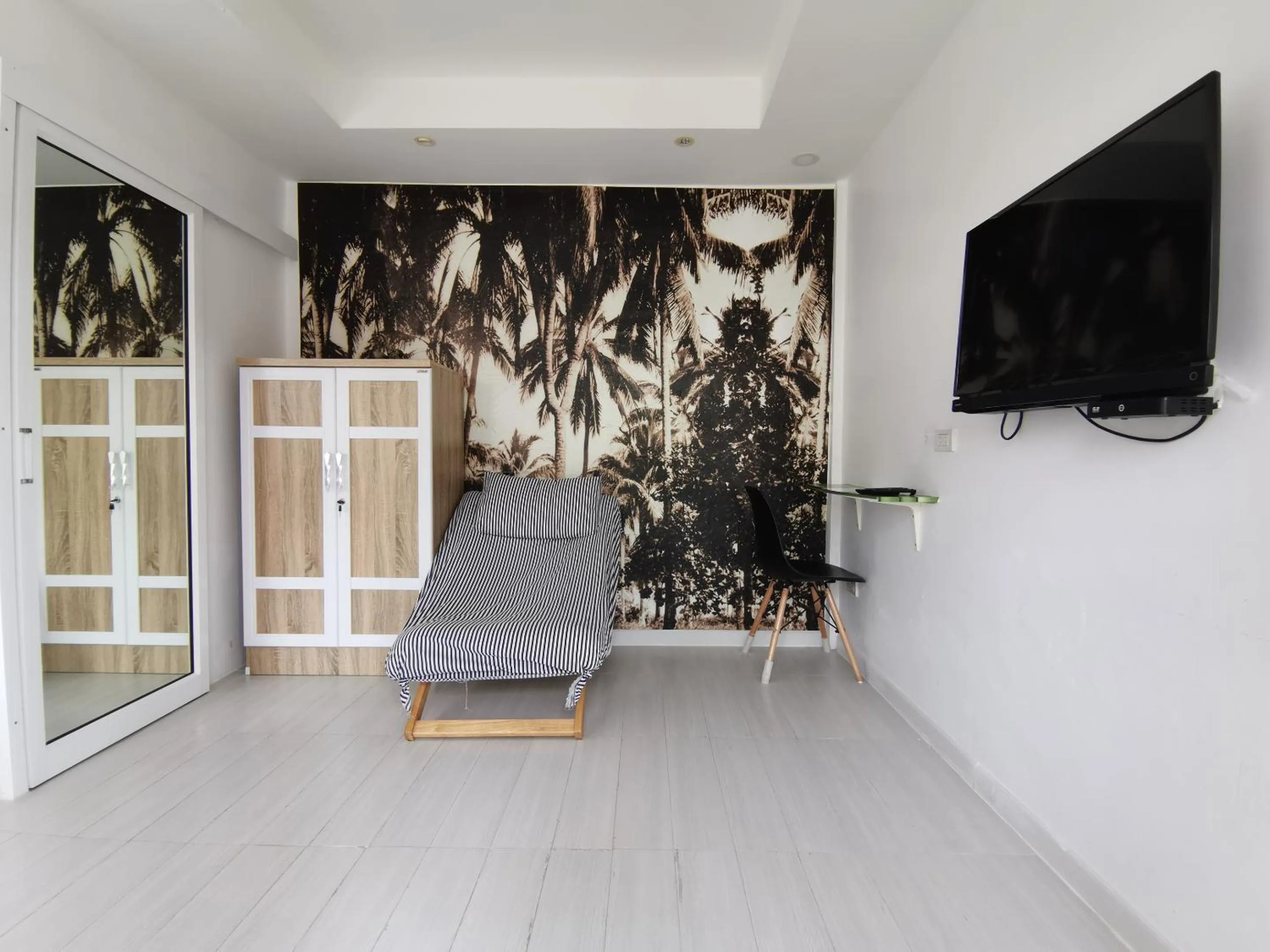 Bedroom in 1715 House - White Rhino