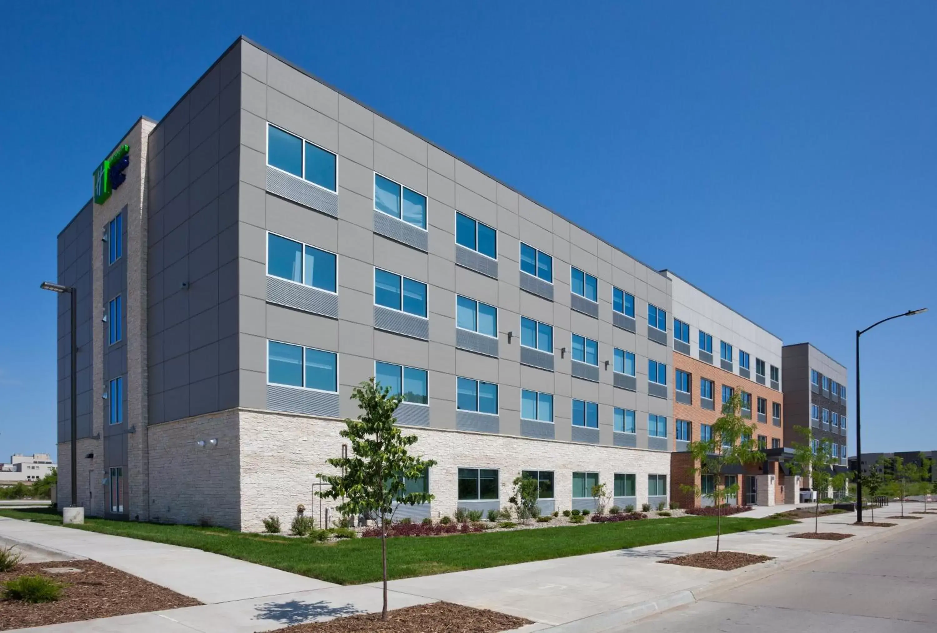 Property building in Holiday Inn Express and Suites Des Moines Downtown, an IHG Hotel