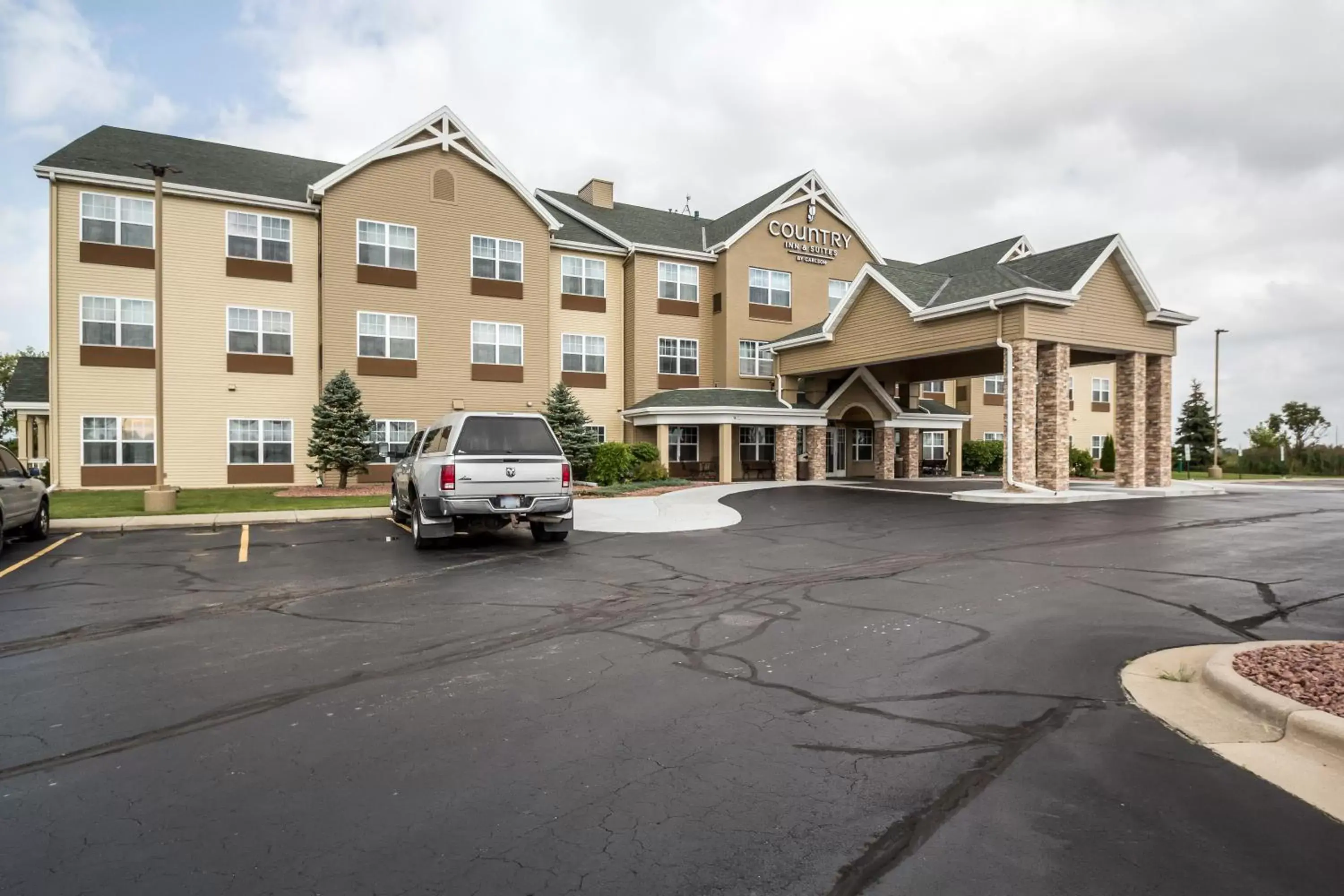 Facade/entrance, Property Building in Country Inn & Suites by Radisson, Fond du Lac, WI