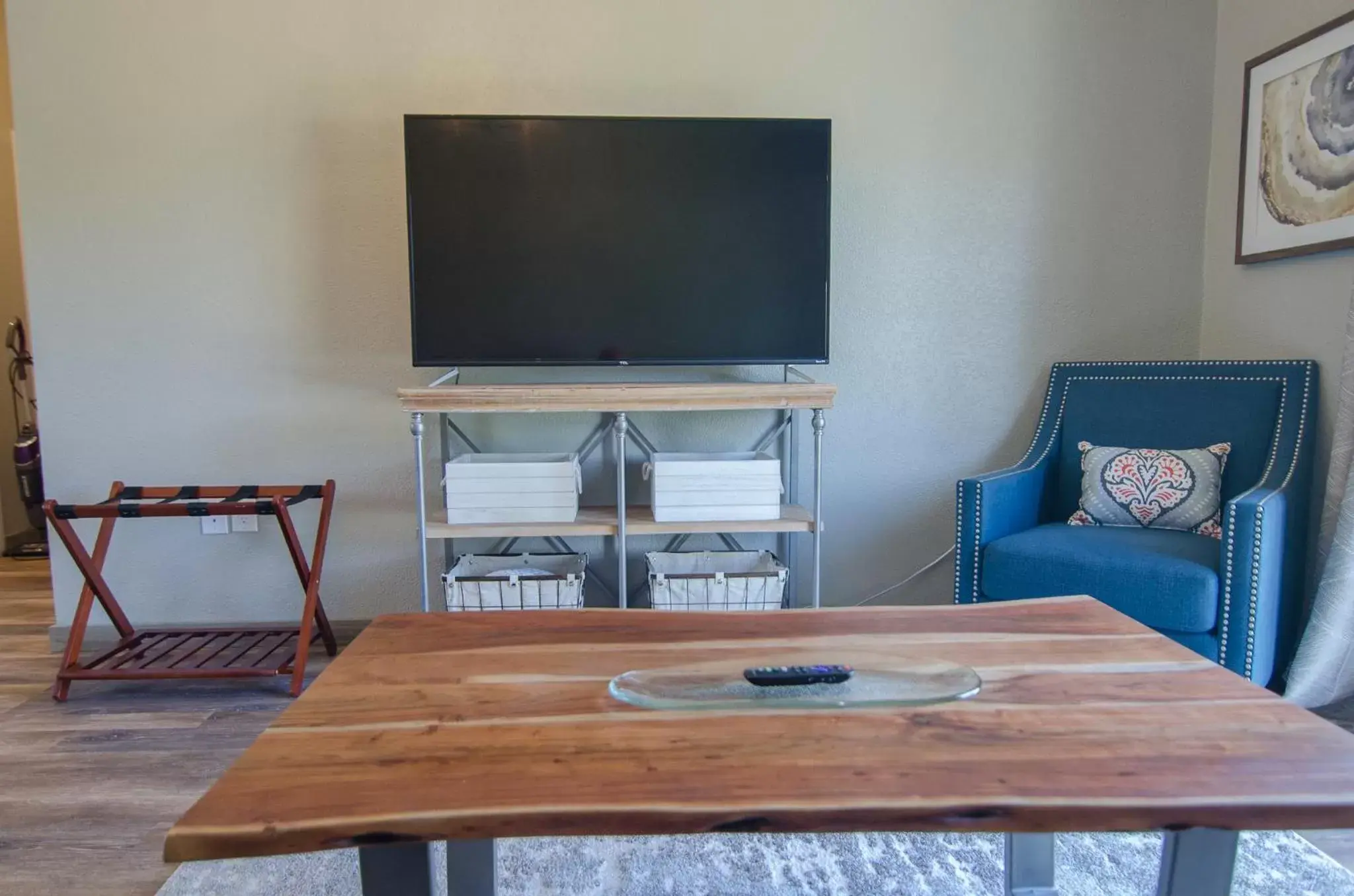 TV and multimedia, TV/Entertainment Center in Colony Suites