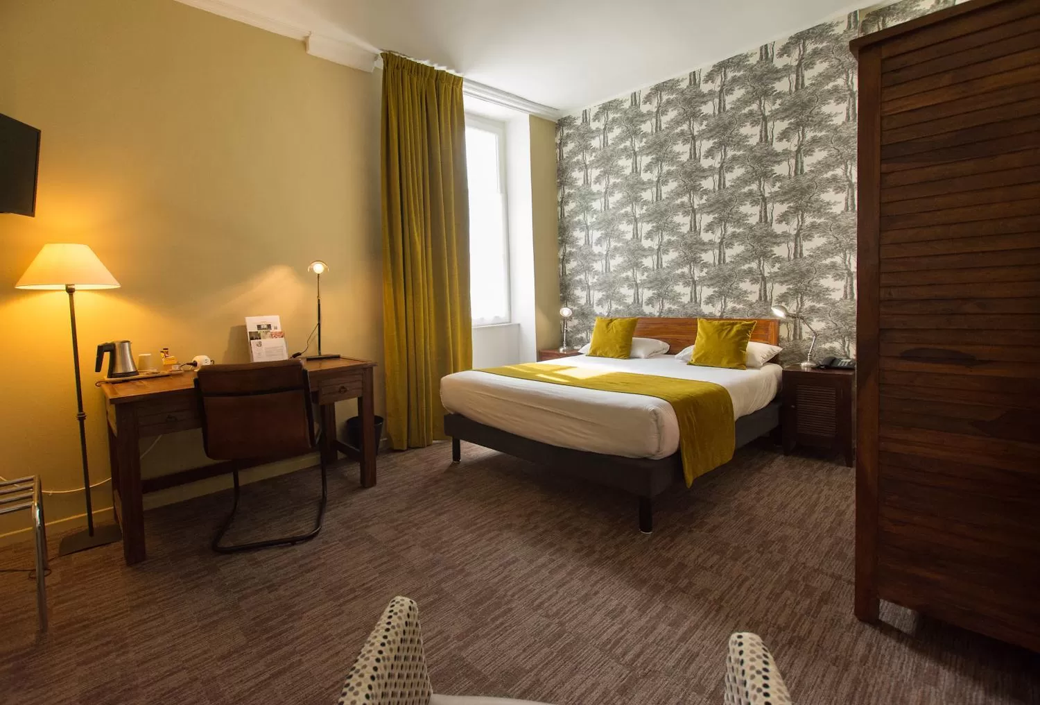 Bed in Logis Hôtel Le Vert Galant