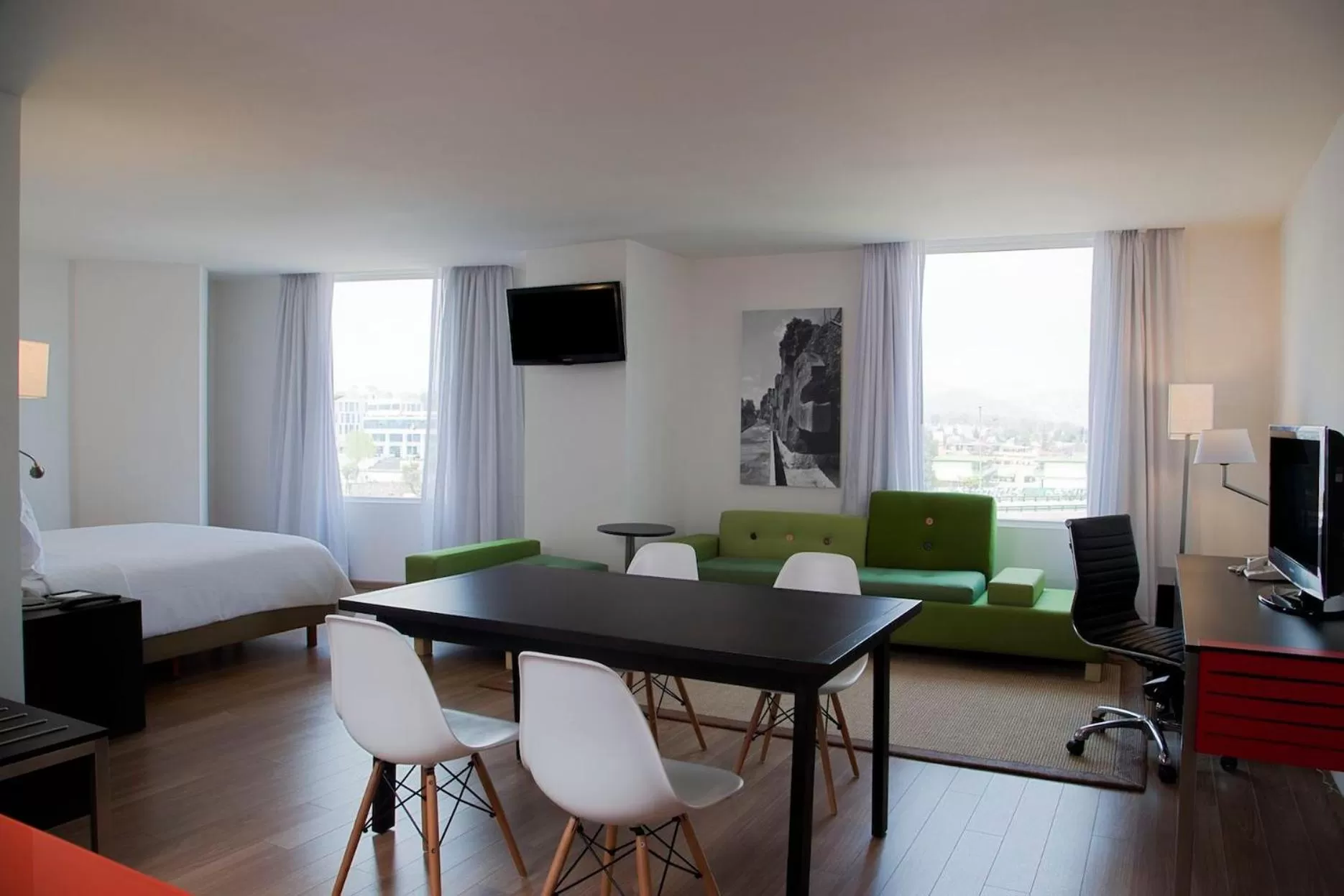 Photo of the whole room, Bed in Fiesta Inn Express Naucalpan