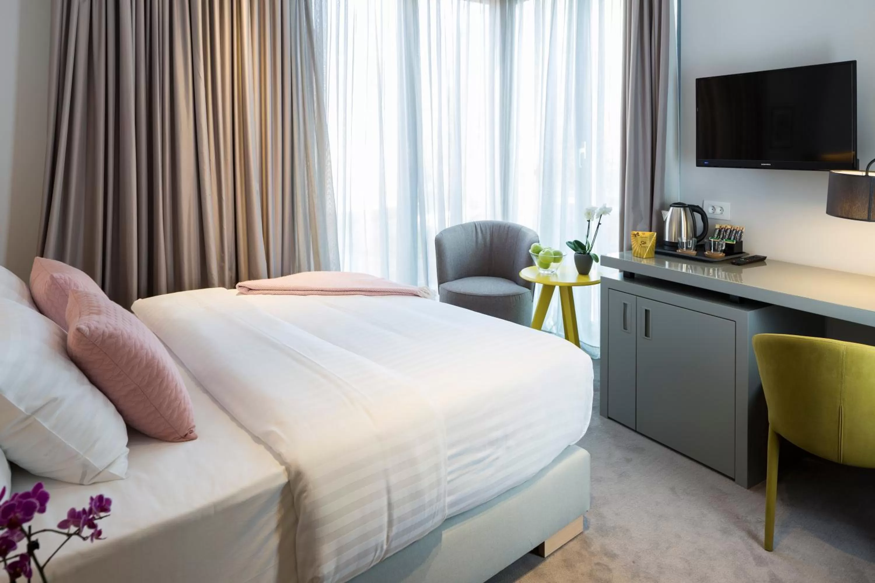 Photo of the whole room, Bed in Livris Hotel