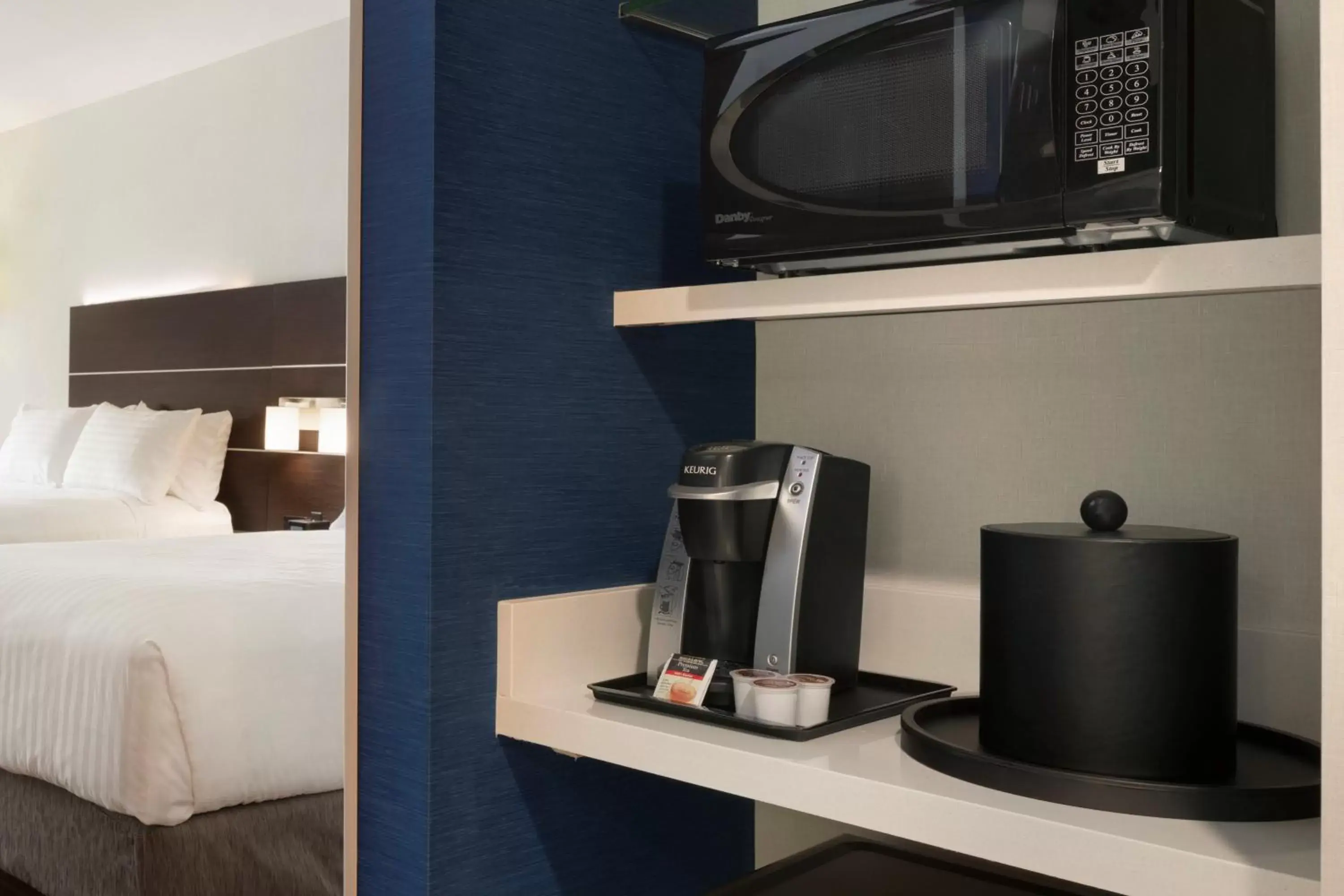 Coffee/tea facilities, Bed in Holiday Inn Express Atlanta SW - Newnan by IHG Coffee/tea facilities, Bed in Holiday Inn Express Atlanta SW - Newnan by IHG