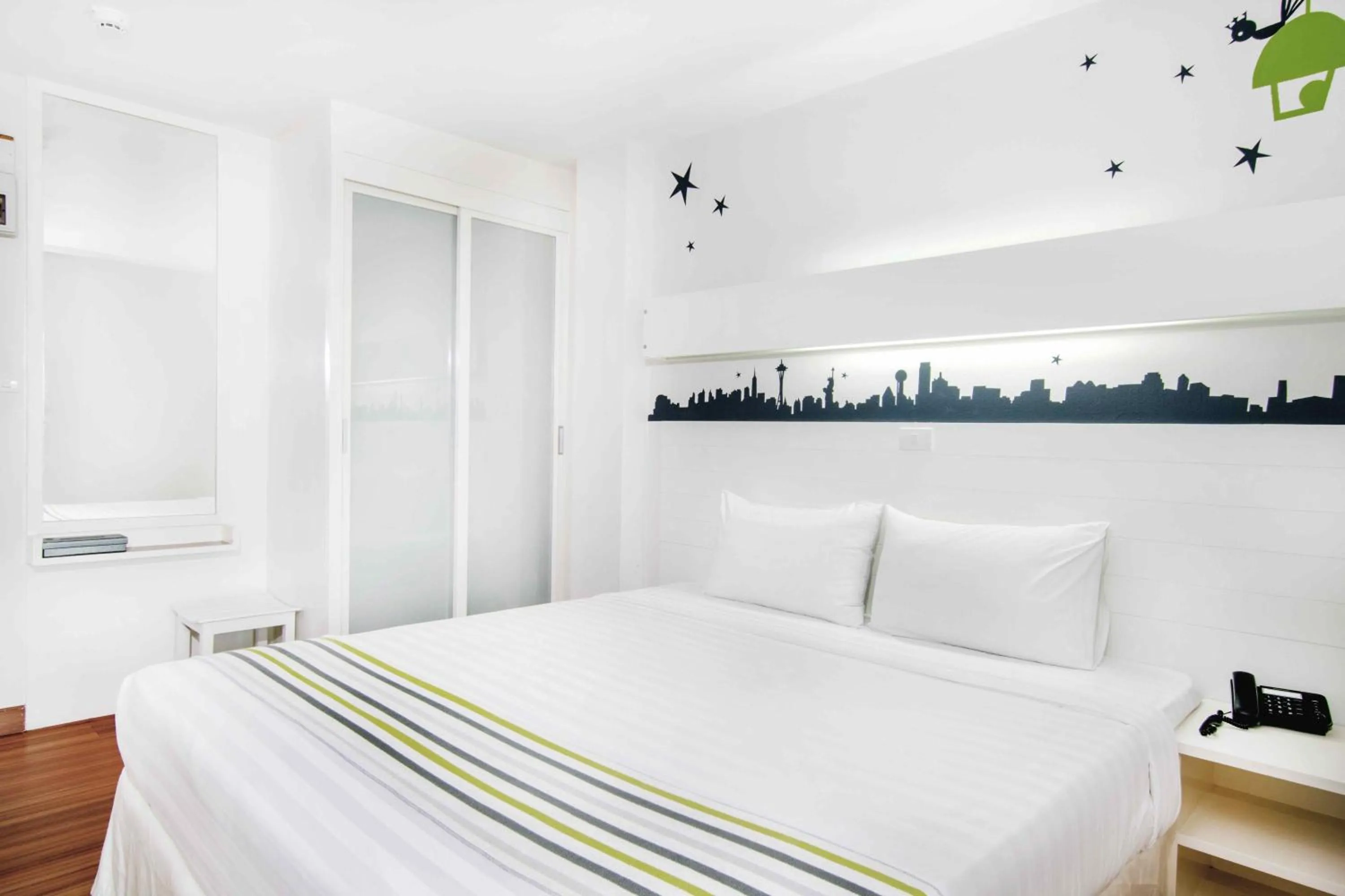 Bed in The Phoenix Hotel Bangkok - Suvarnabhumi Airport