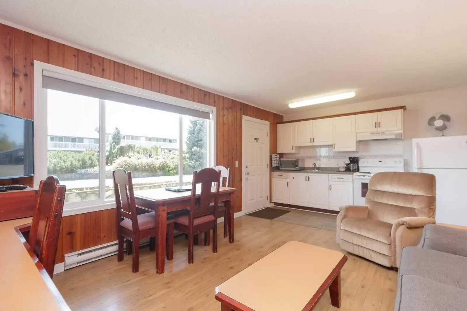 Dining Area in The Cedarwood Inn & Suites