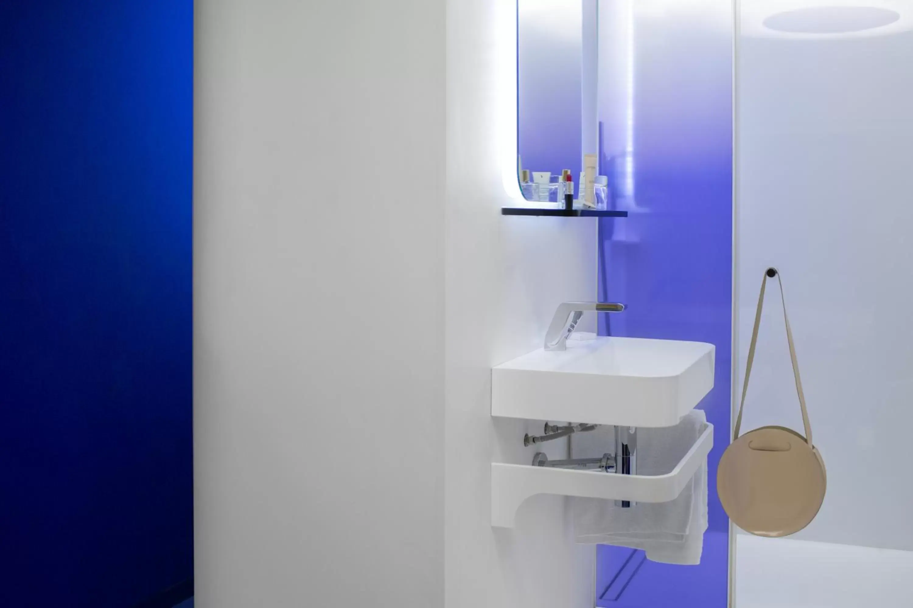 Bathroom in Hôtel Odyssey by Elegancia