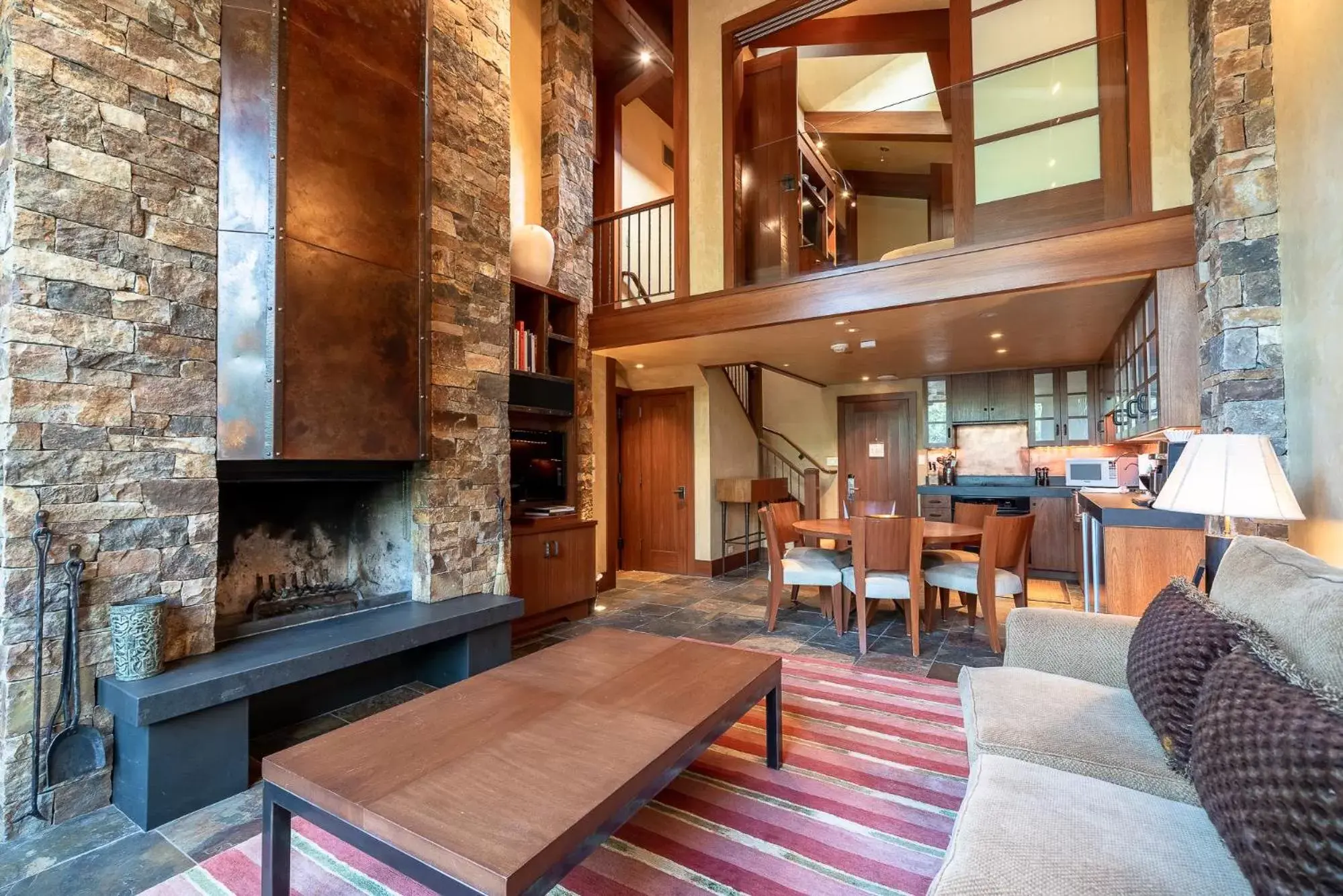 Living room, Restaurant/Places to Eat in Lodge at Vail Condominiums