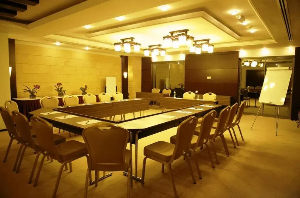 Business facilities, Restaurant/Places to Eat in Grand Bellevue Hotel Apartment Dubai
