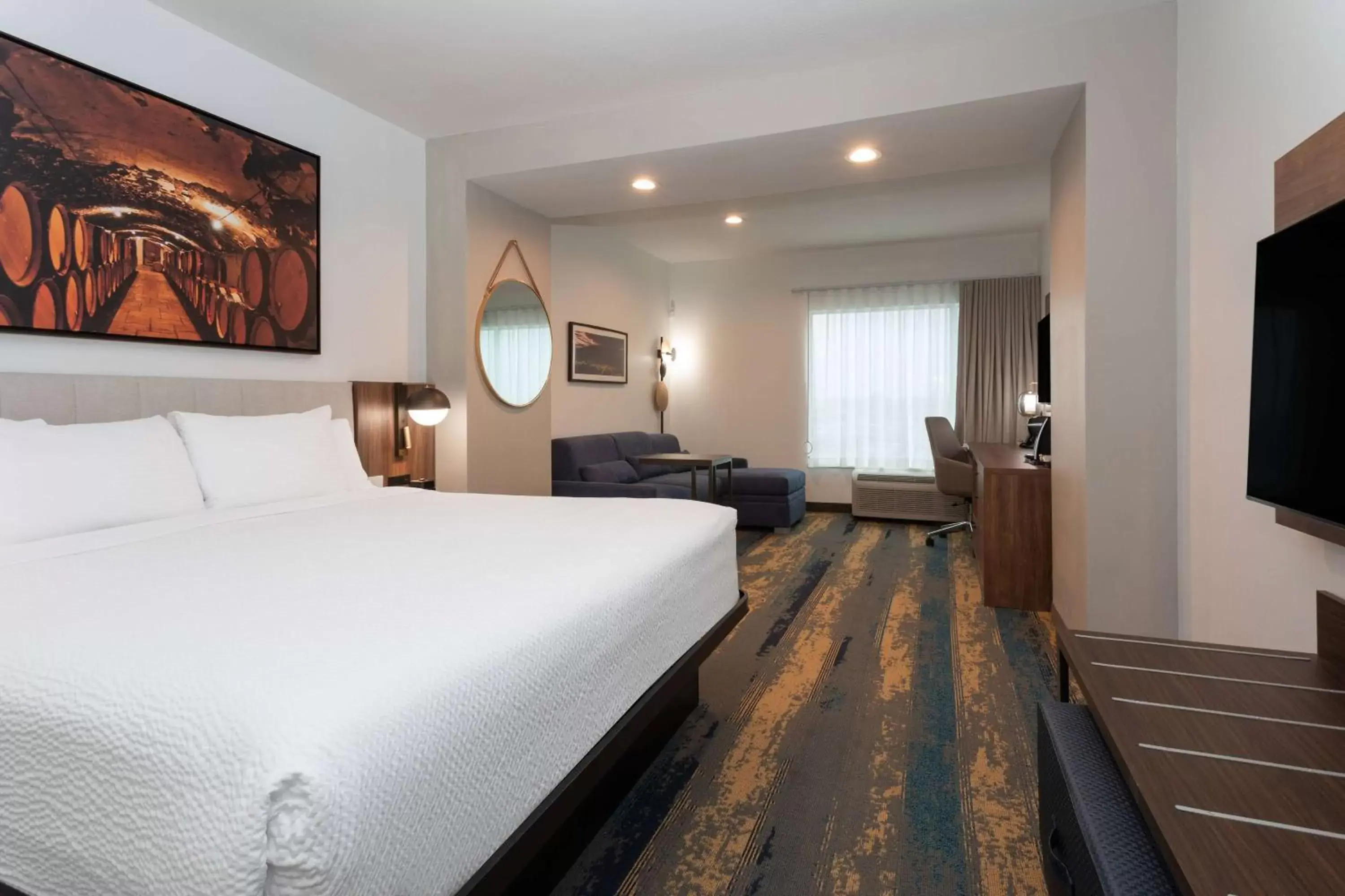 Photo of the whole room, Bed in La Quinta Inn & Suites by Wyndham Galt Lodi North