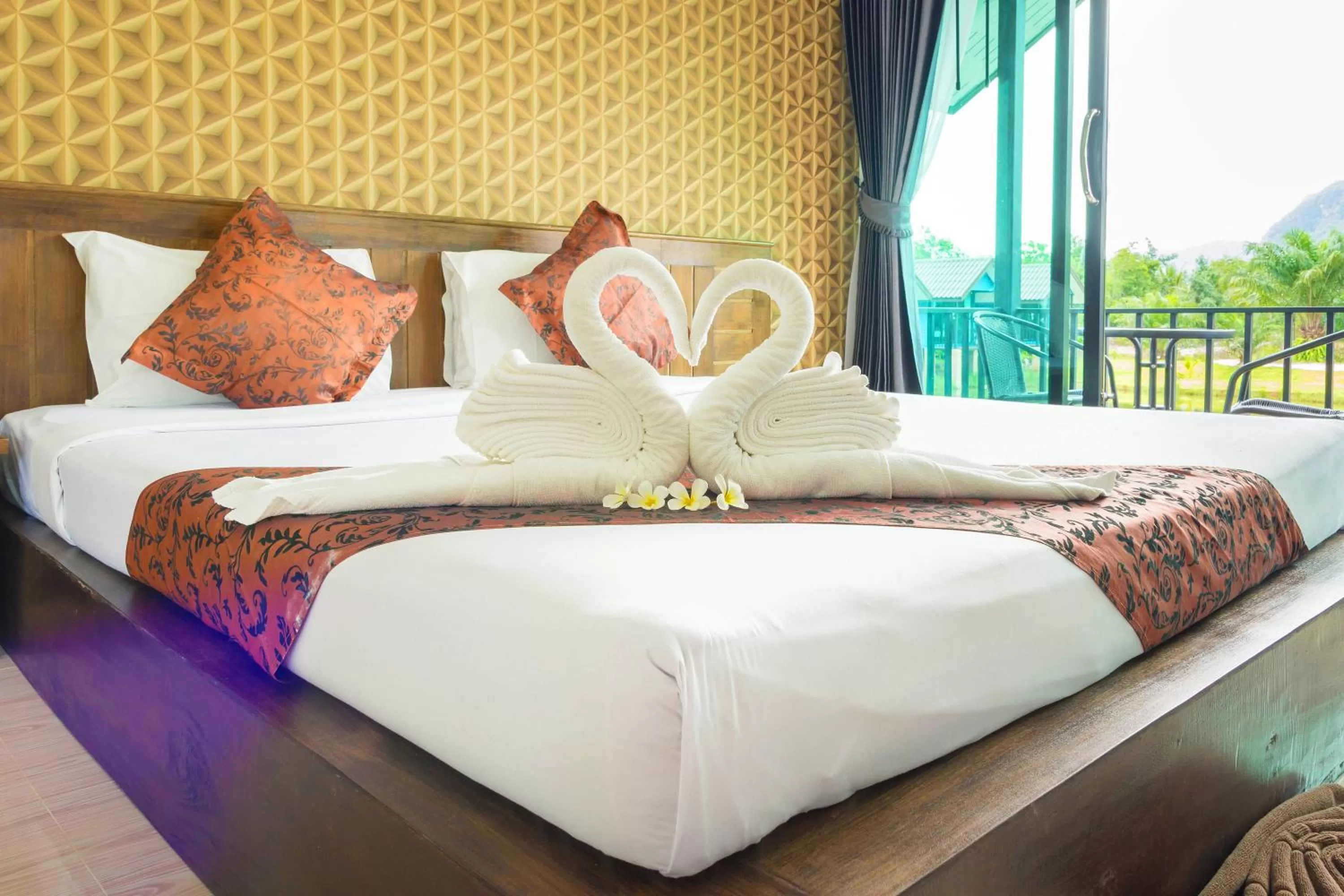 Bed in Baannai Lake View Resort