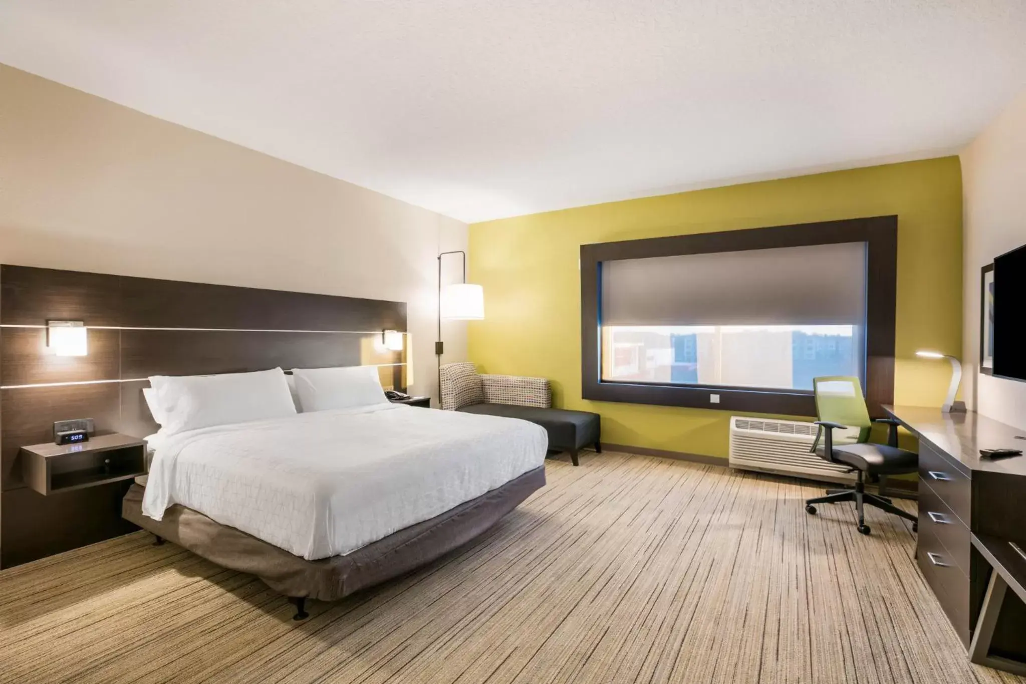 Photo of the whole room, Bed in Holiday Inn Express & Suites Jacksonville - Town Center, an IHG Hotel