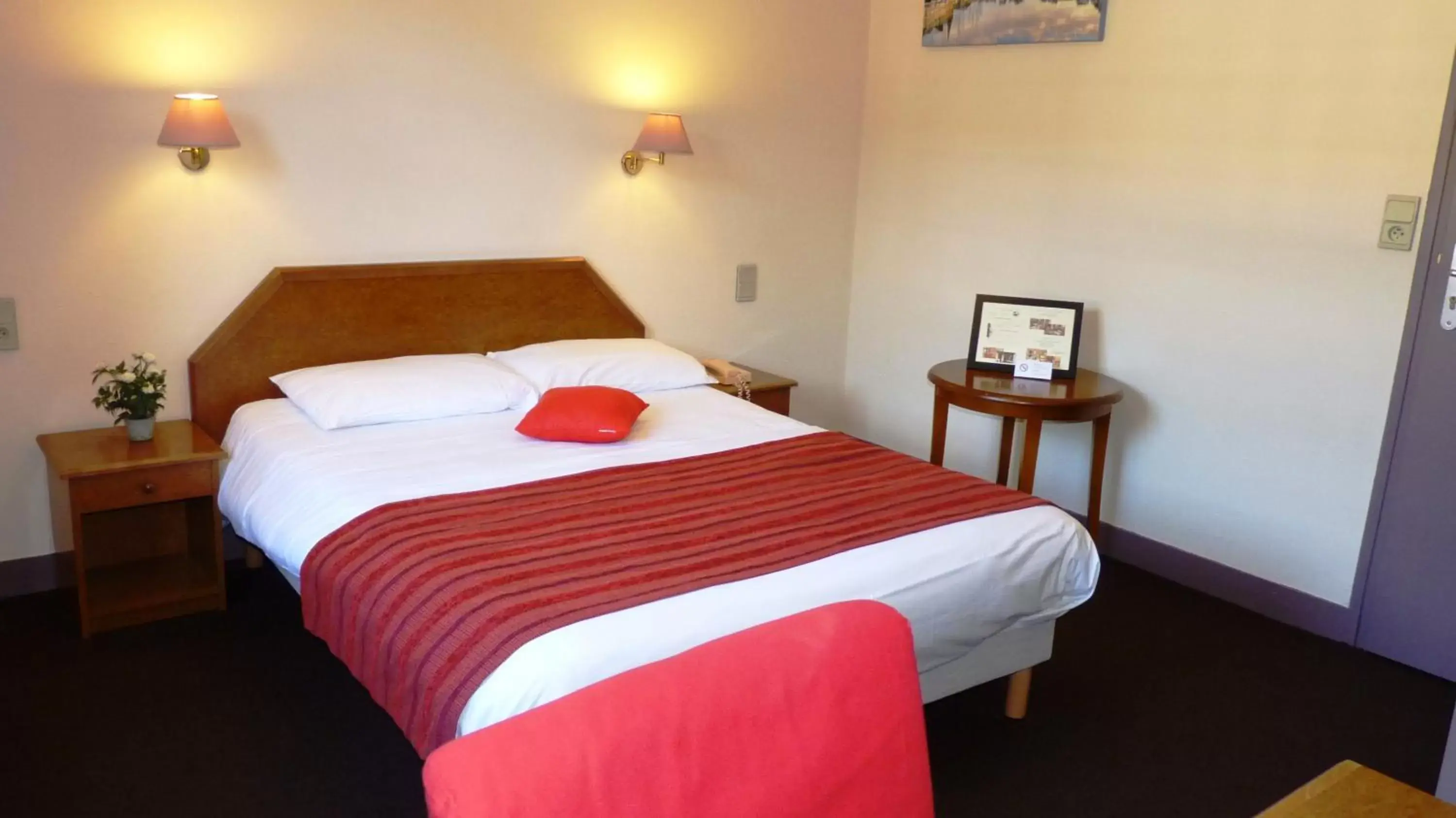 Double Room in Hôtel-Restaurant La P'tite Auberge Double Room in Hôtel-Restaurant La P'tite Auberge