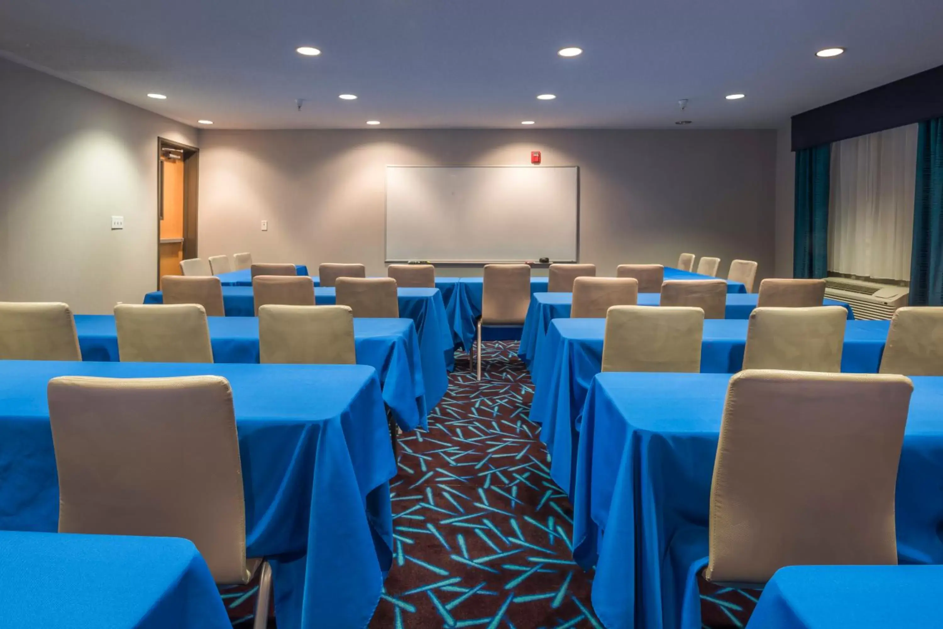 Meeting/conference room in Holiday Inn Express Hotel & Suites Livermore, an IHG Hotel