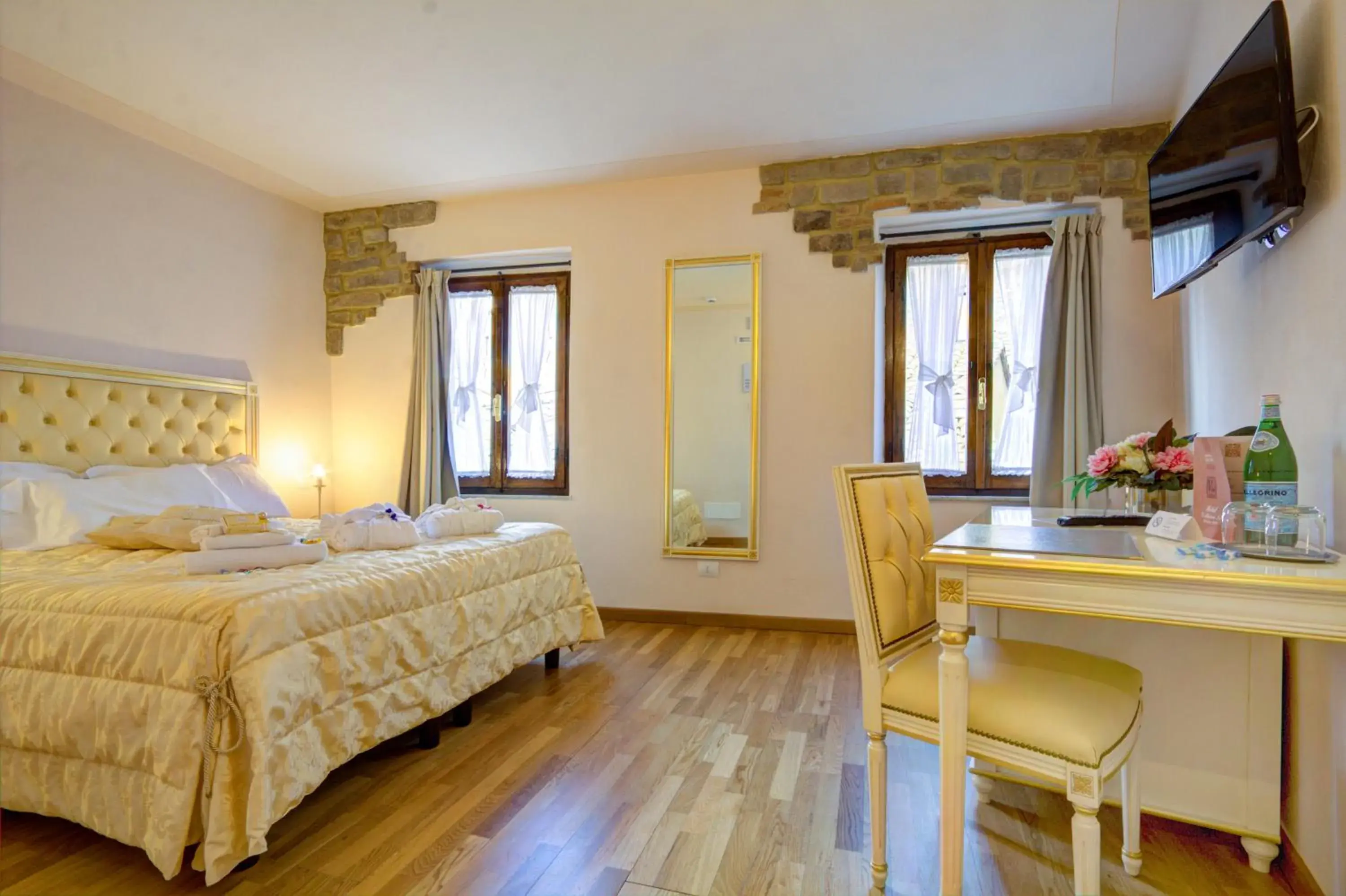 Bed in Hotel Volterra In