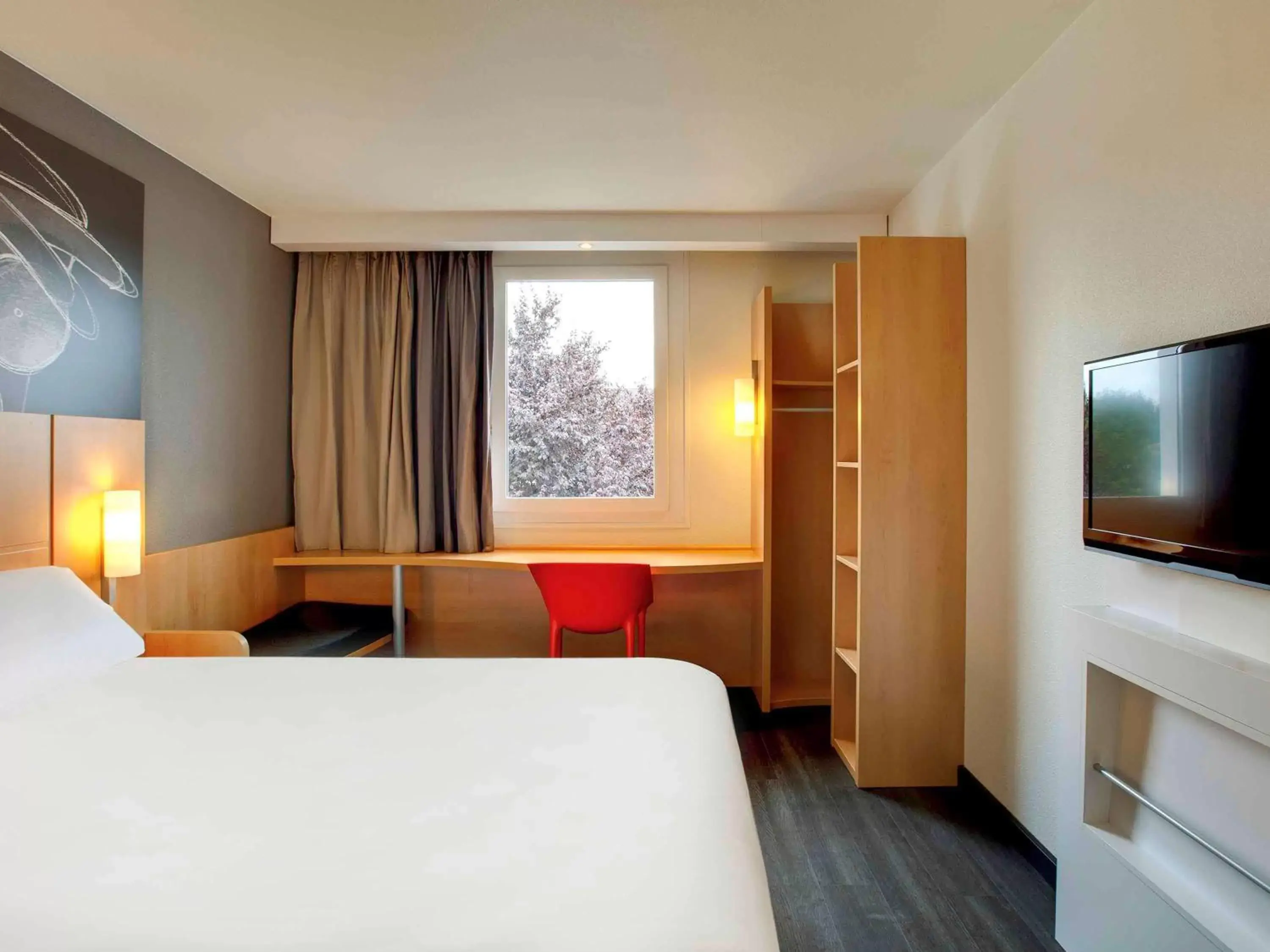 Photo of the whole room, Bed in ibis Clermont Ferrand Nord Riom