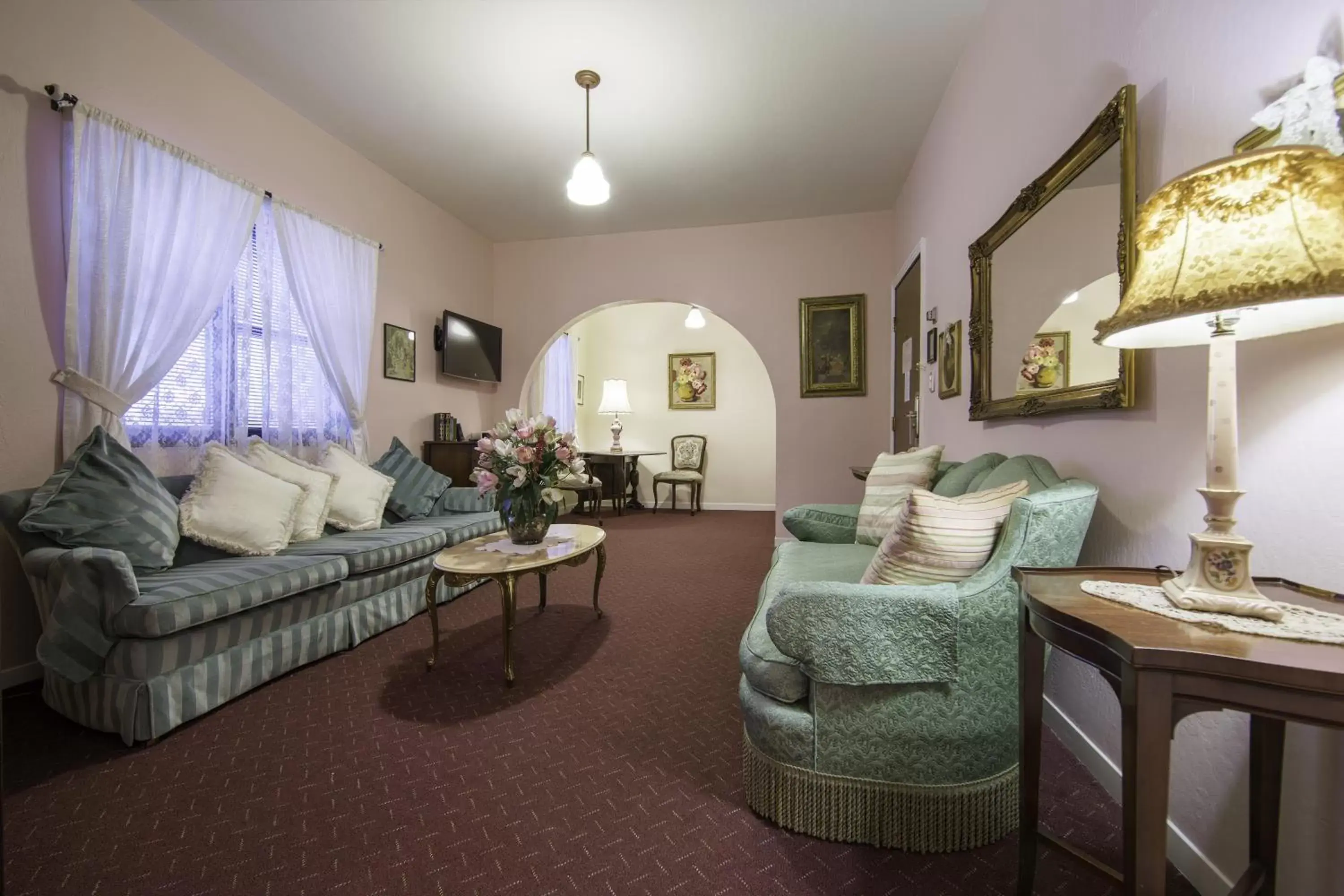 Living room, Seating Area in Historic Cary House Hotel