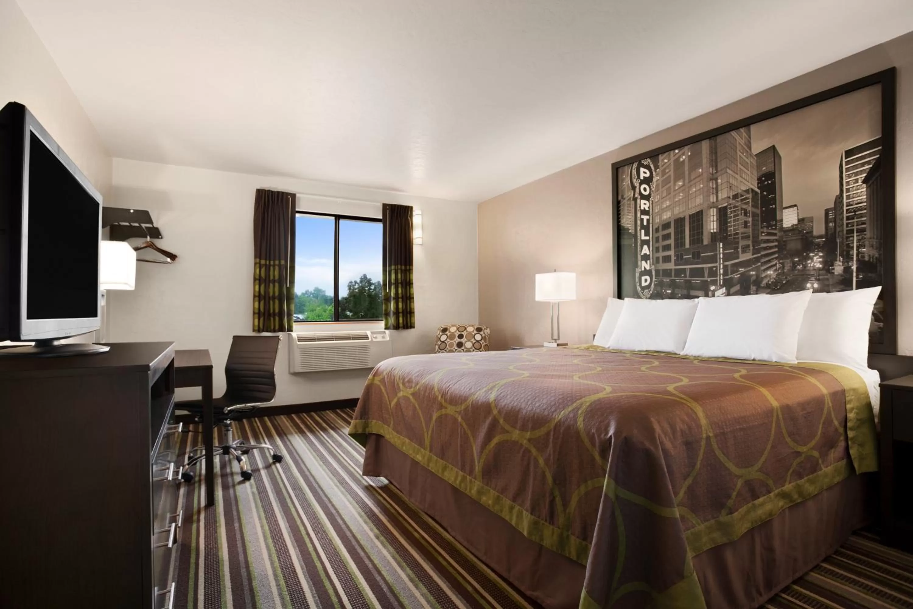 Bedroom, Bed in Super 8 by Wyndham Portland Airport