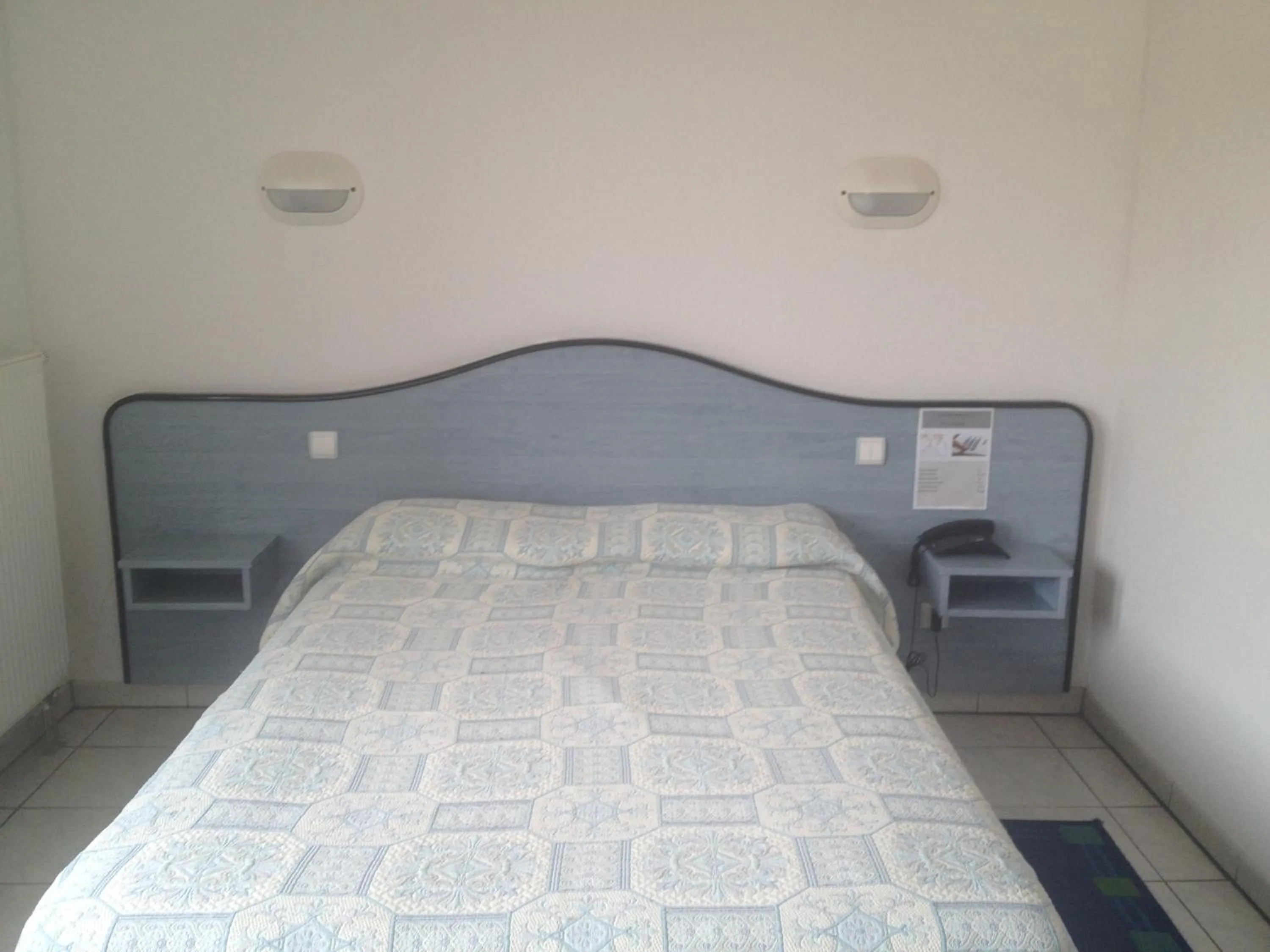 Bed in Hotel Le Strasbourg