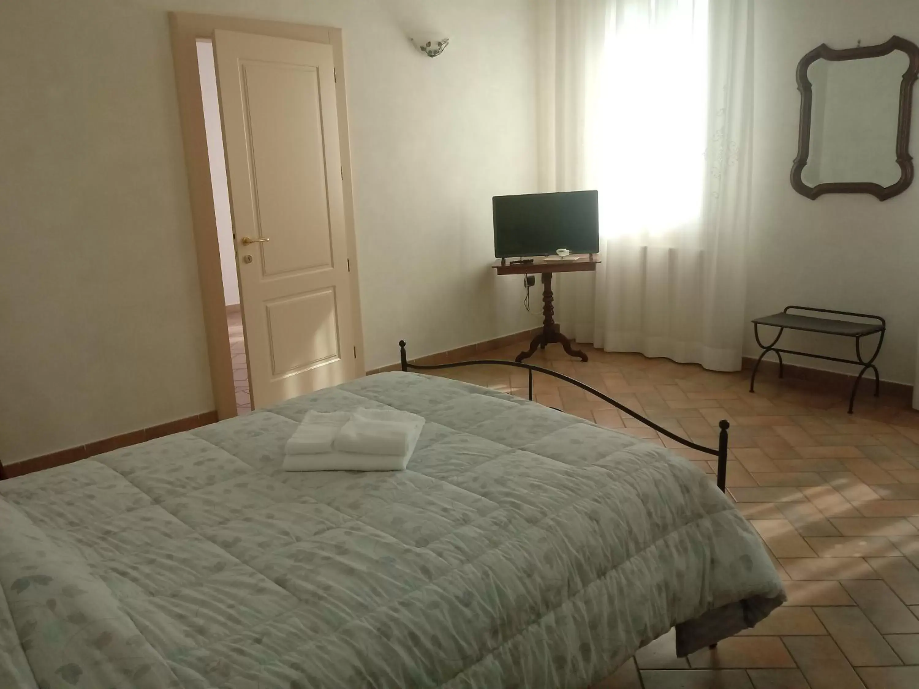 TV and multimedia, Bed in B&B Residence il Ciliegio , Via Villa Superiore 93 Luzzara
