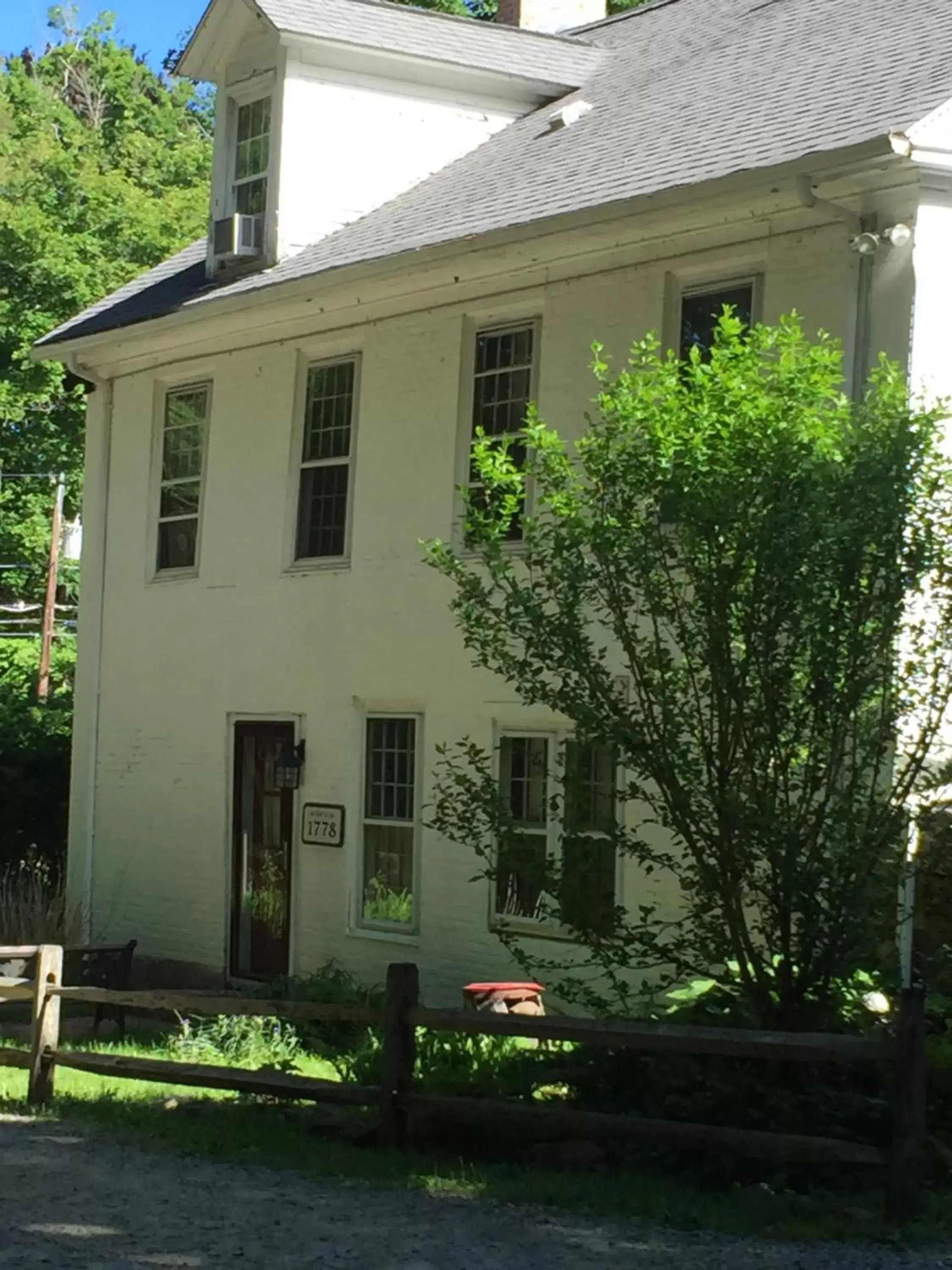 Facade/entrance, Property Building in Innkeeper's Place B&B