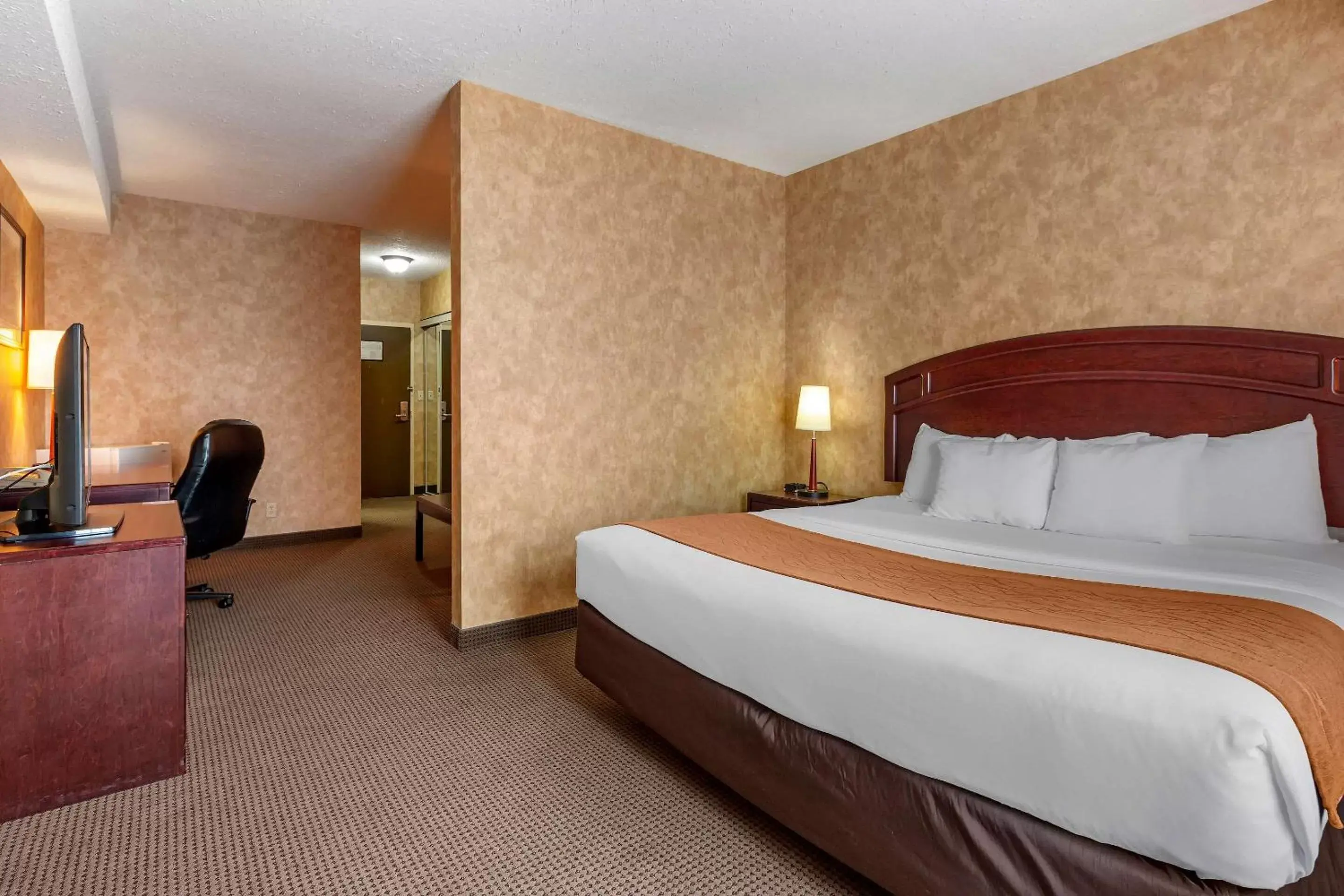 Bedroom, Bed in Comfort Inn Sturgeon Falls
