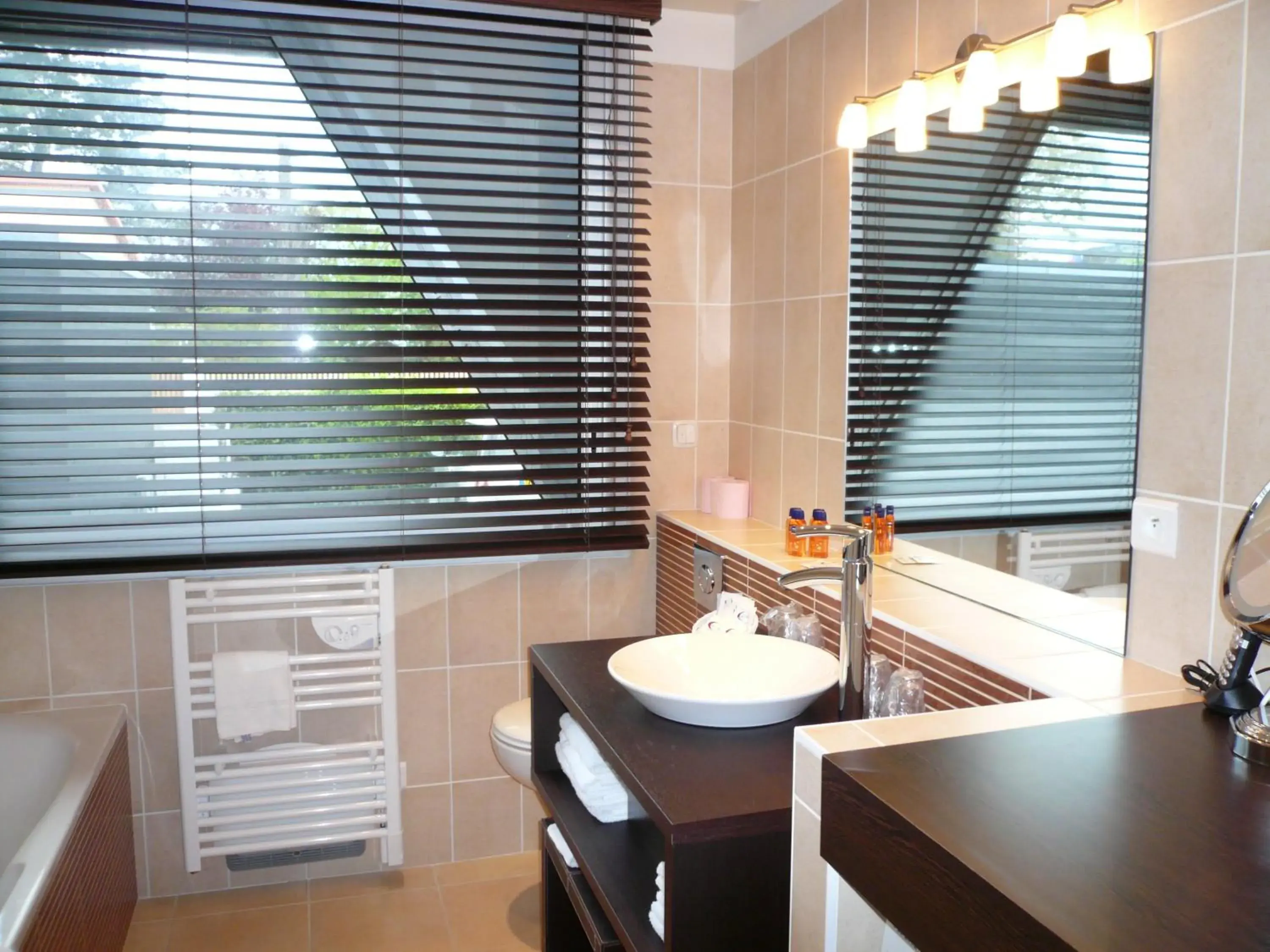 Bathroom in The Originals Boutique, Hotel Aquilon, Saint-Nazaire (Inter-Hotel)