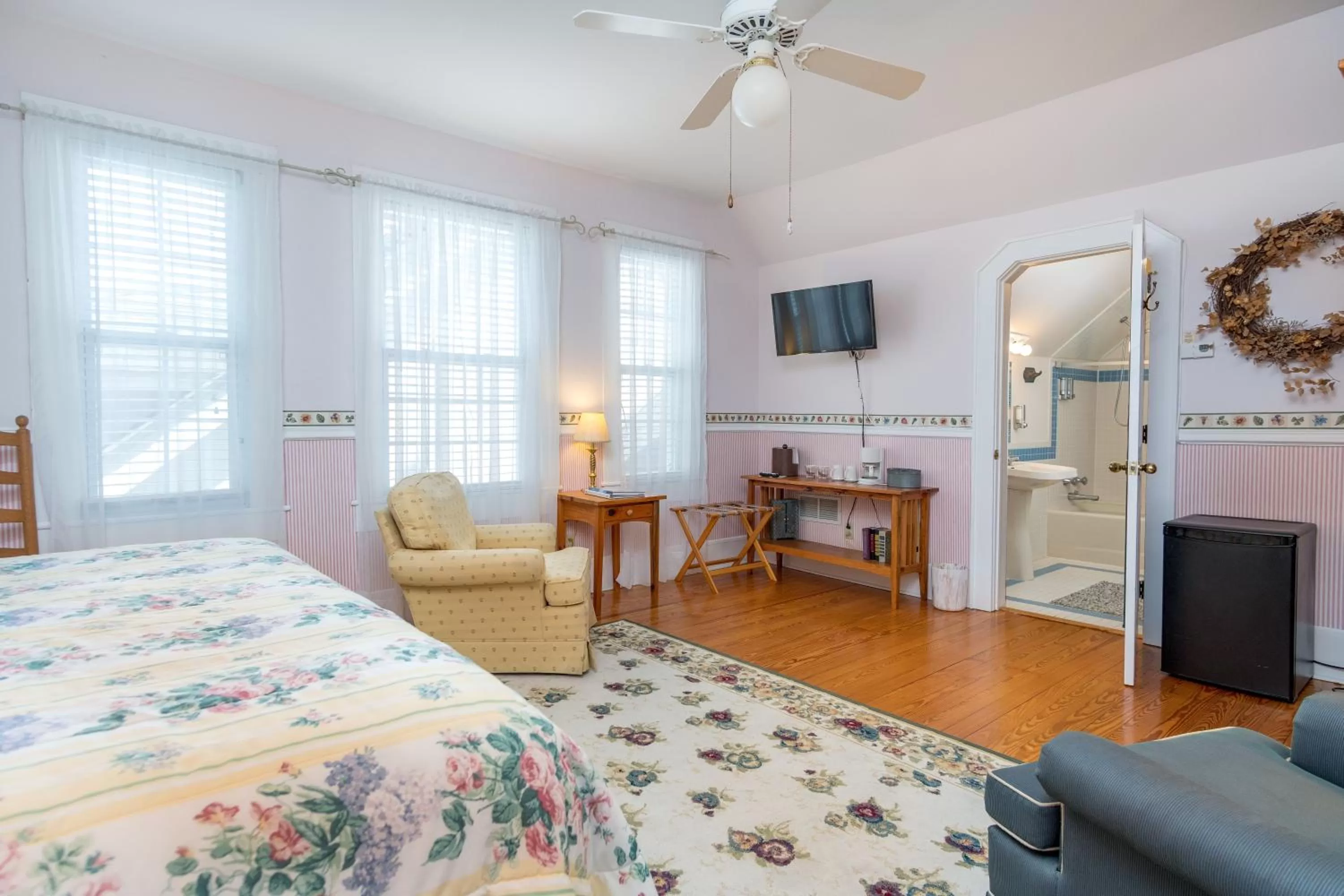 TV and multimedia, Bed in Highland Lake Inn & Resort - Flat Rock