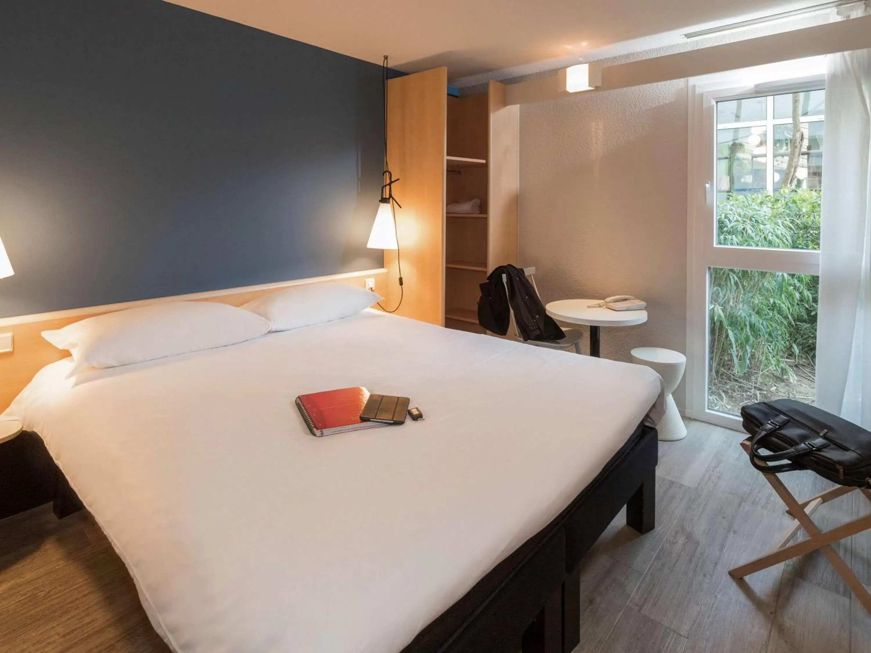 Photo of the whole room, Bed in ibis Nantes Saint Herblain